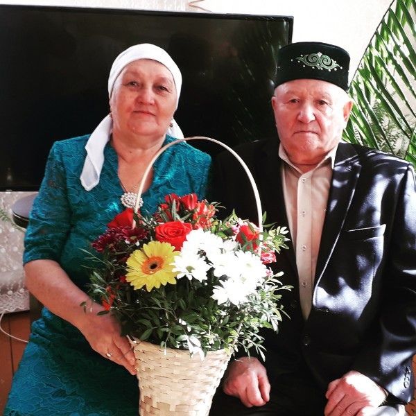 Замзамия Закиулловна и Рашит Рауфович Сахауовы отметили свою золотую свадьбу