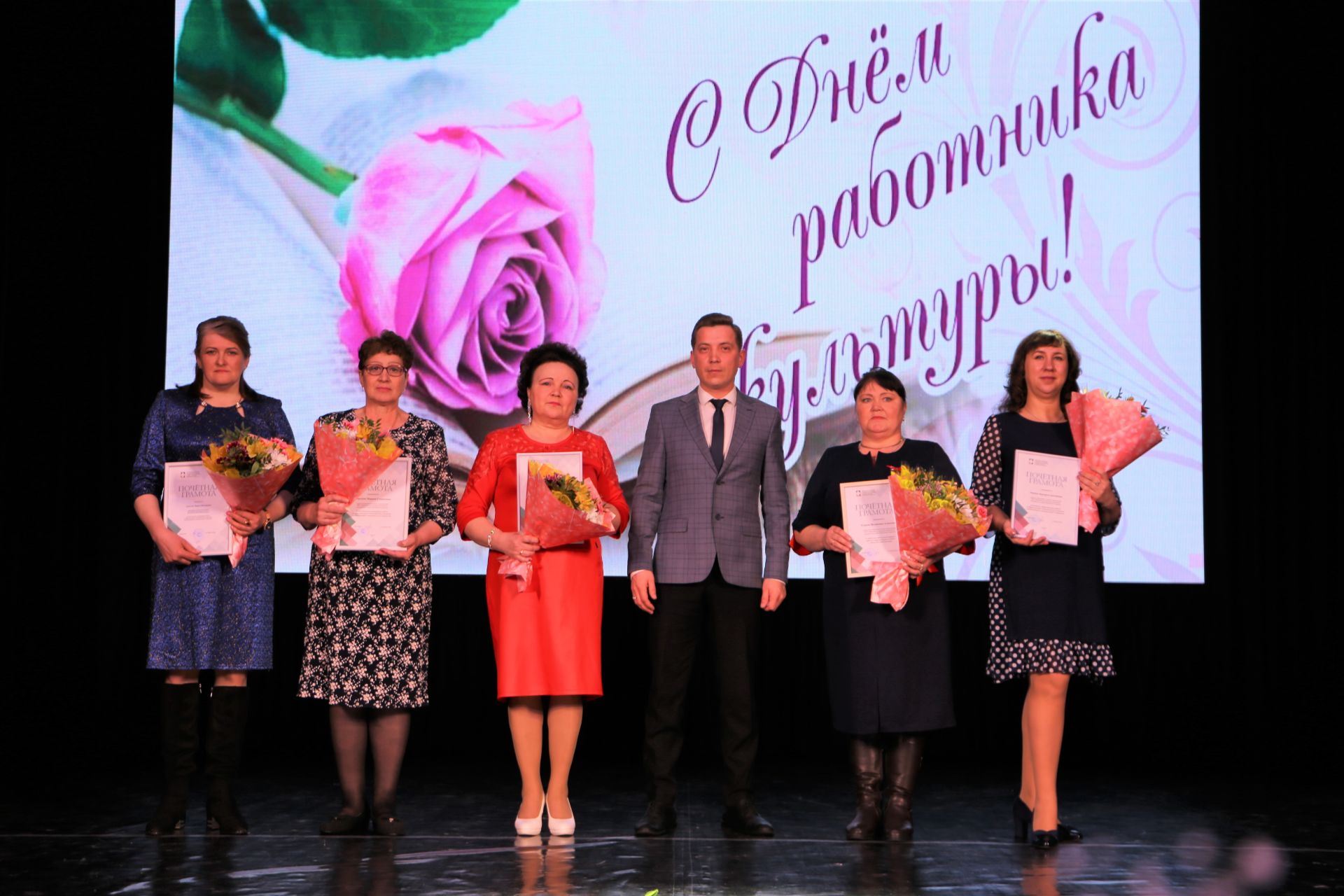 В Алексеевском устроили яркий и красочный концерт в честь работников культуры