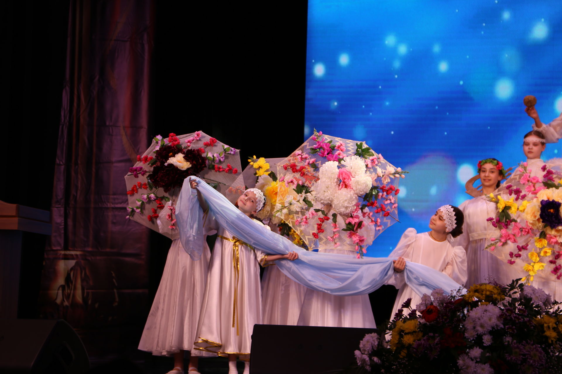 В Алексеевском устроили яркий и красочный концерт в честь работников культуры