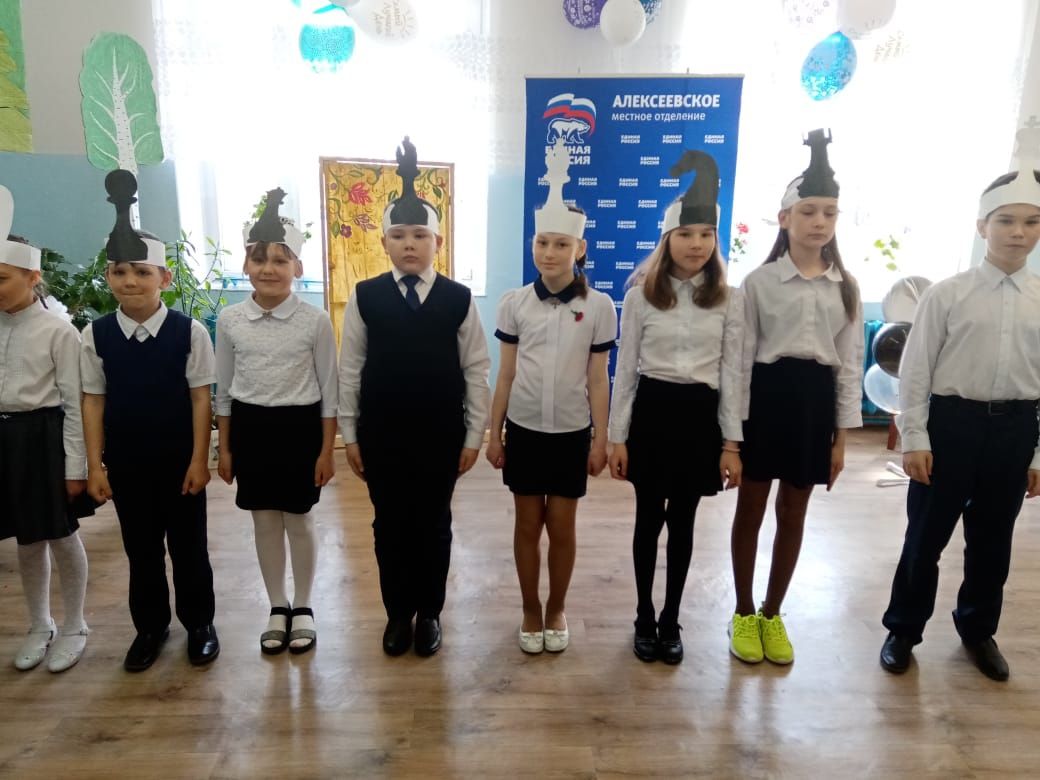 Сегодня в Краснобаранской школе в рамках национального проекта «Образование» завершилось открытие шахматных зон в районе