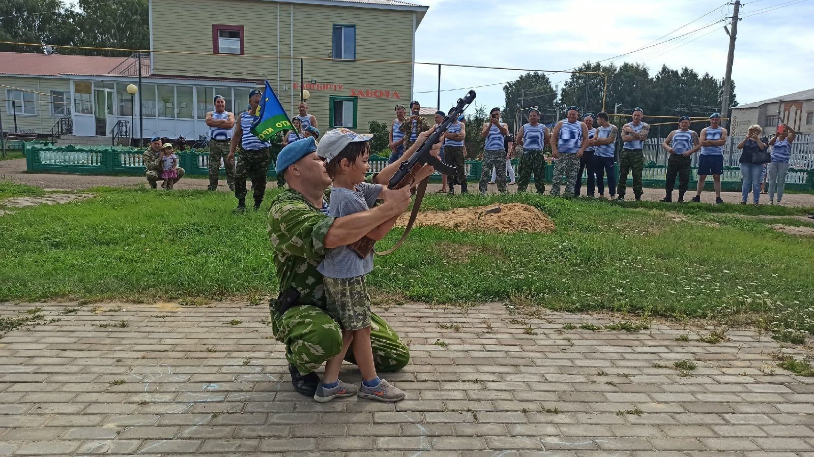 Фоторепортаж: Алексеевские десантники отмечают День ВДВ