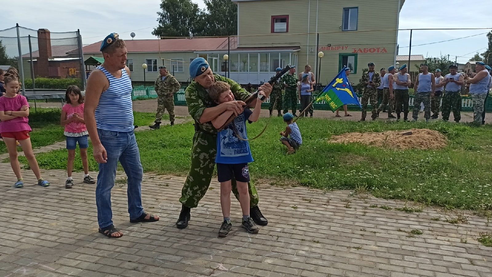 Фоторепортаж: Алексеевские десантники отмечают День ВДВ