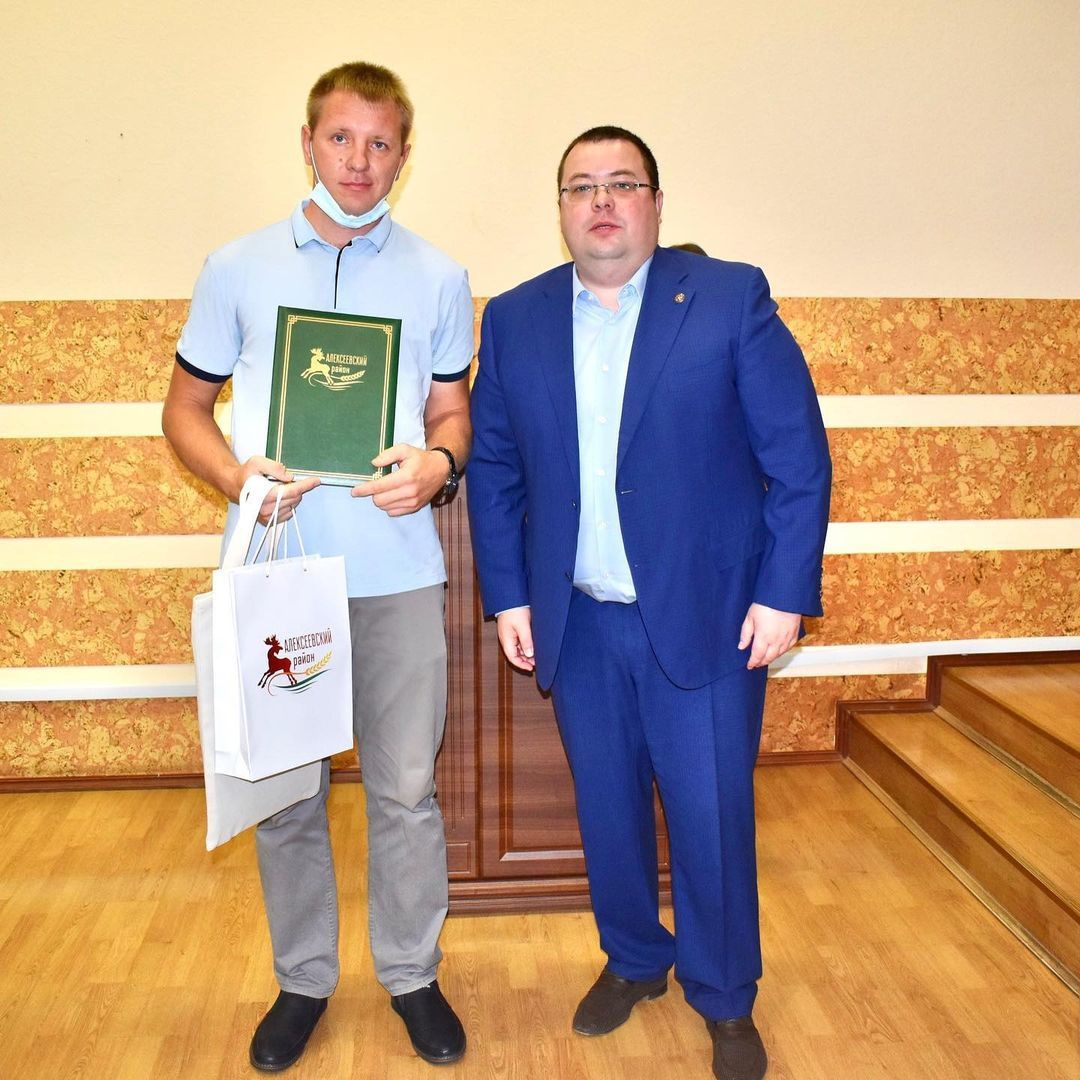 Глава района Сергей Демидов вручил награды за труд строителям