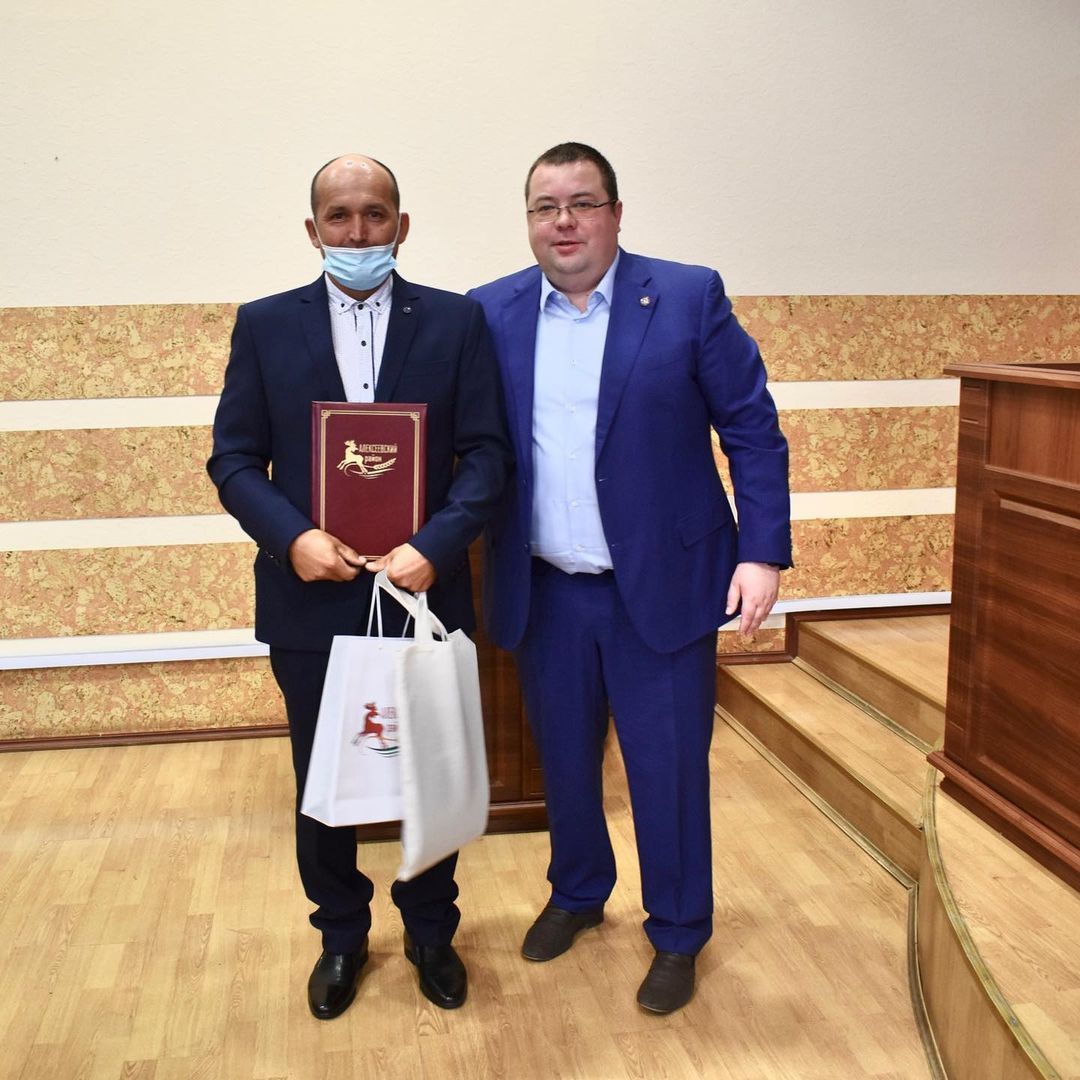Глава района Сергей Демидов вручил награды за труд строителям