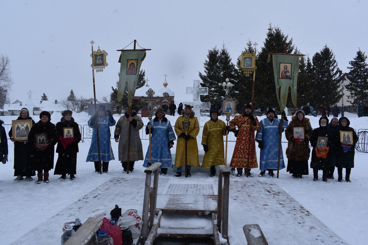 Фоторепортаж: В Крещение алексеевцы крестным ходом пришли к Ахтырскому колодцу