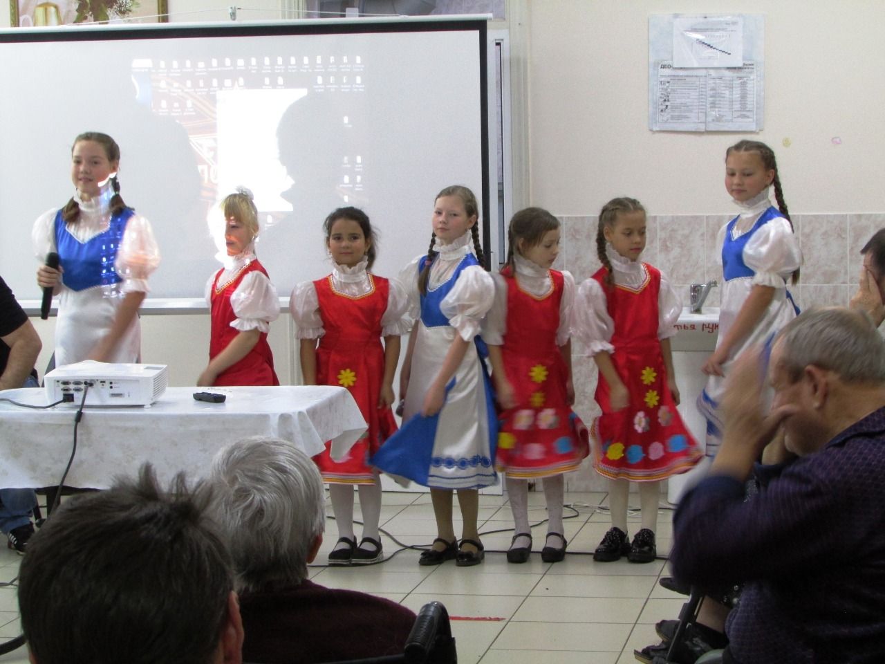 Артисты из Билярска устроили концерт для одиноких пожилых