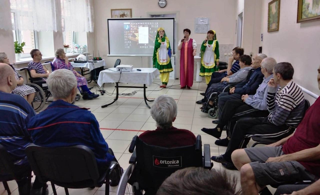 Артисты из Билярска устроили концерт для одиноких пожилых
