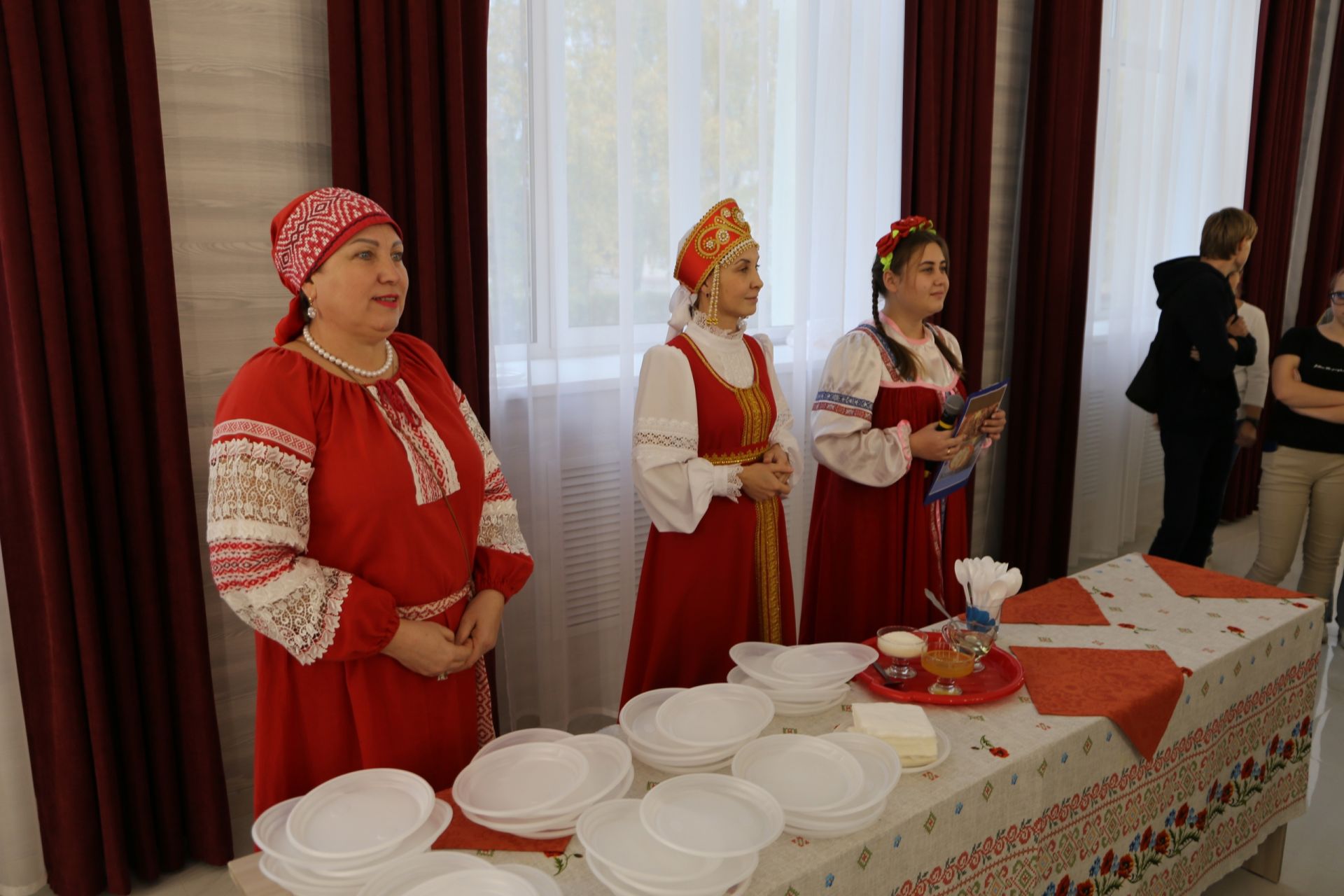 Алексеевскую молодежь накормили солдатской кашей и научили делать голубя мира