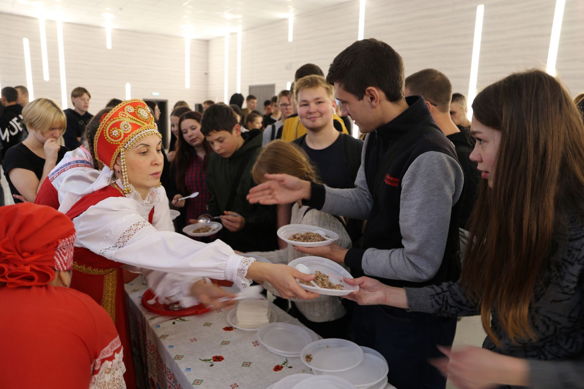 Алексеевскую молодежь накормили солдатской кашей и научили делать голубя мира