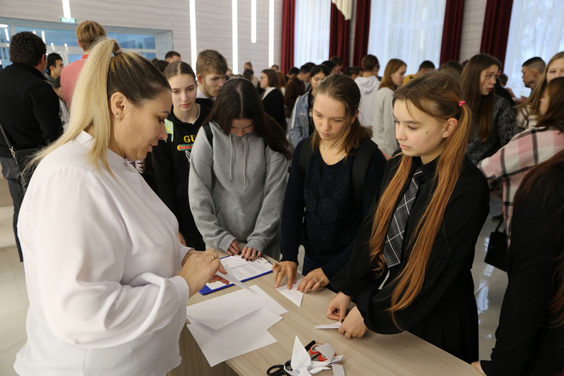 Алексеевскую молодежь накормили солдатской кашей и научили делать голубя мира