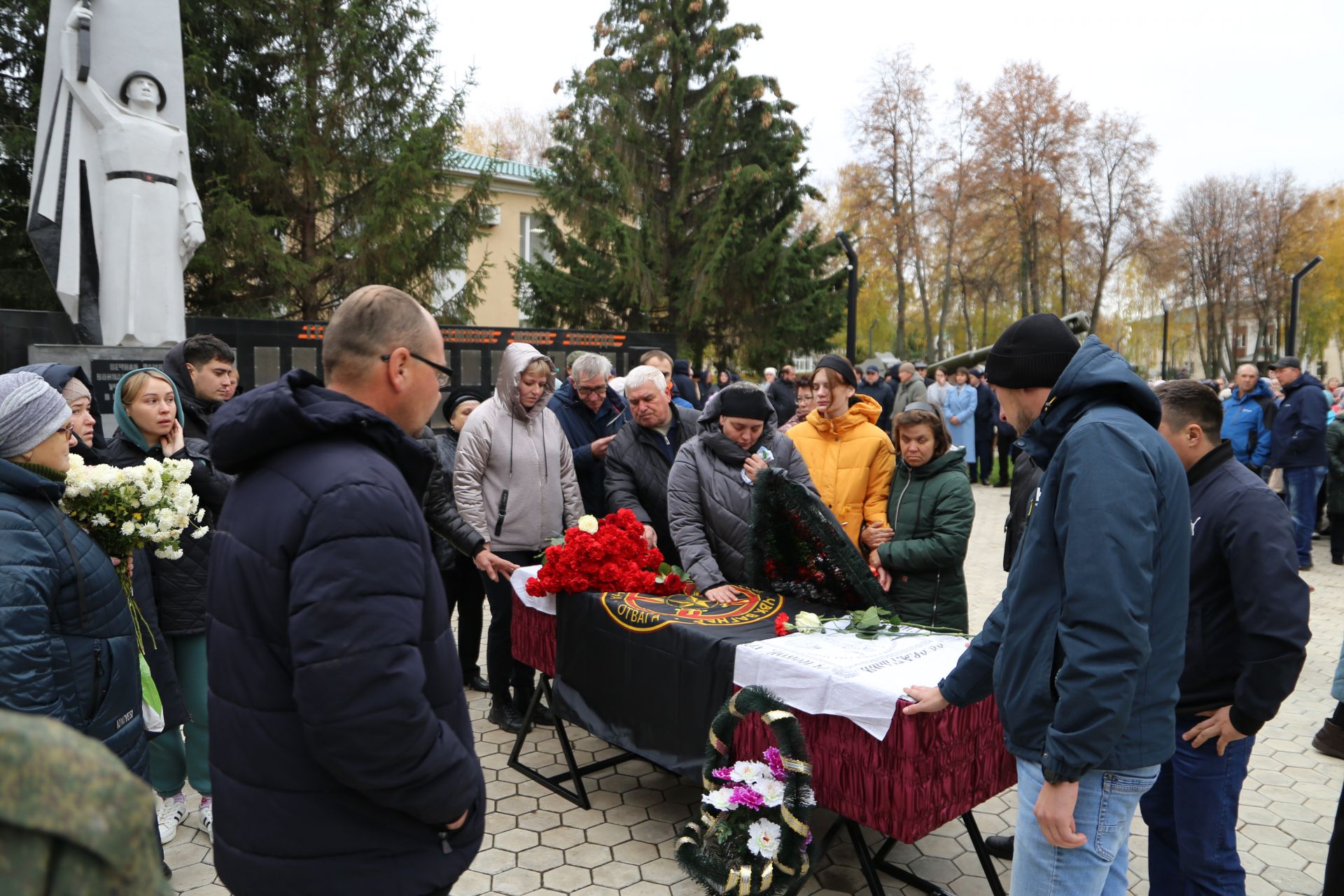 В Алексеевском простились с Евгением Борисовым, погибшим на Украине