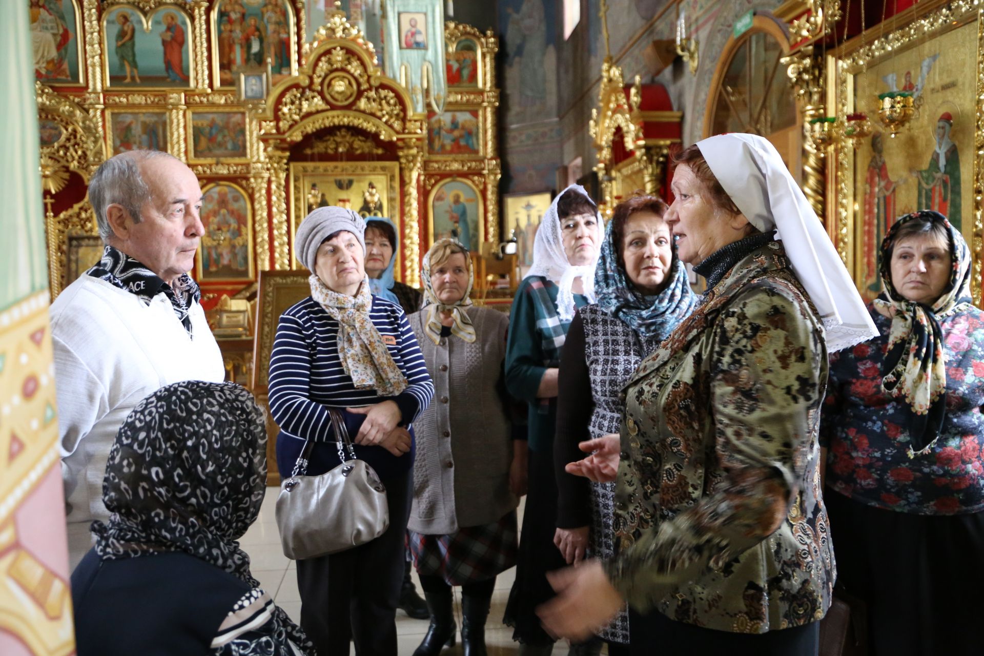 В Храме Воскресения Христова устроили экскурсию для участников хора ветеранов