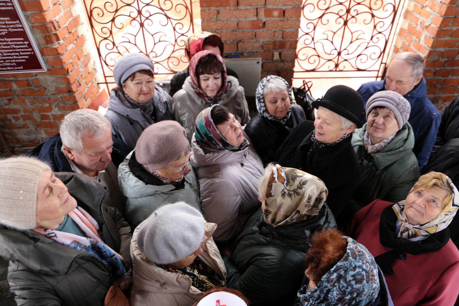 В Храме Воскресения Христова устроили экскурсию для участников хора ветеранов