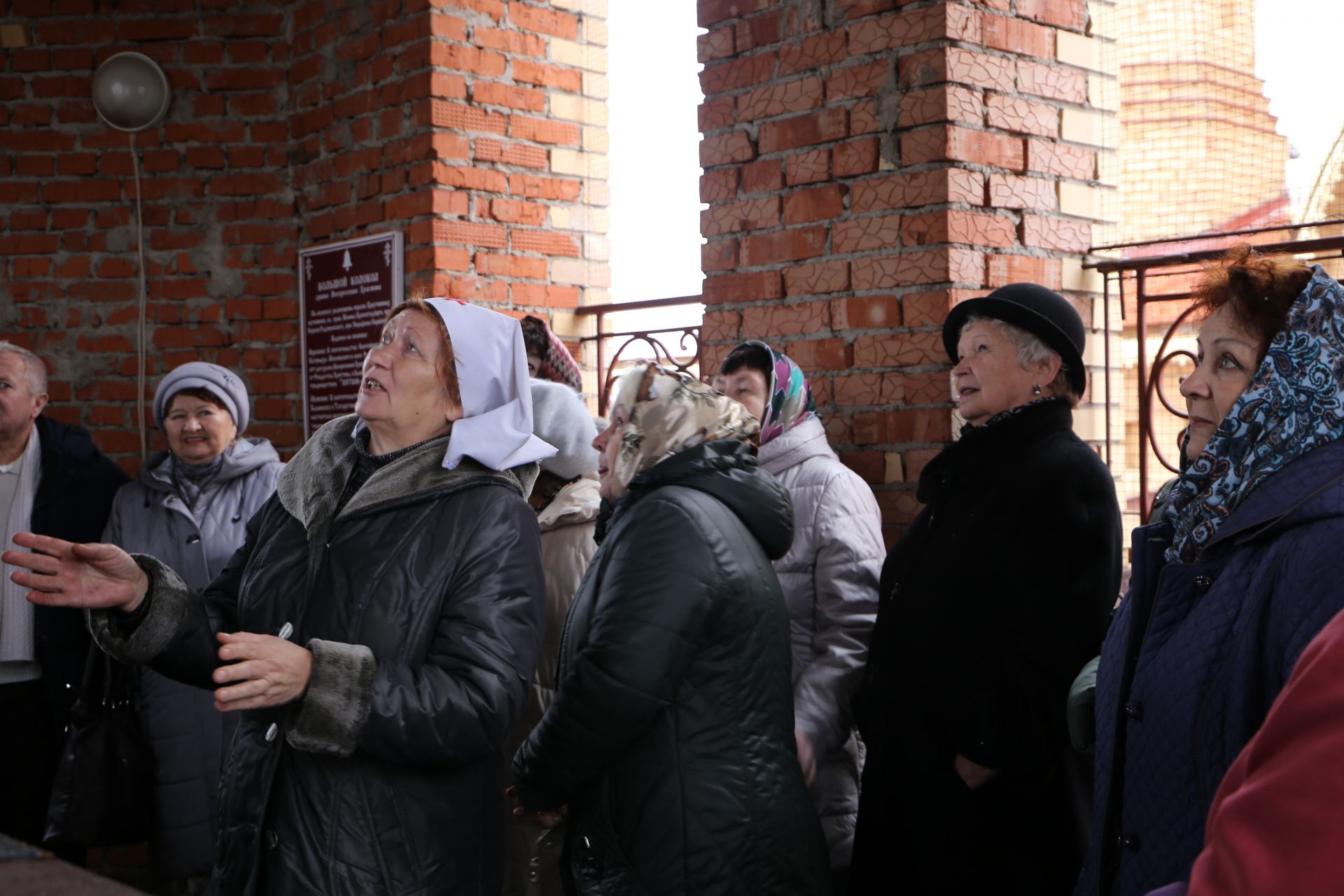 В Храме Воскресения Христова устроили экскурсию для участников хора ветеранов