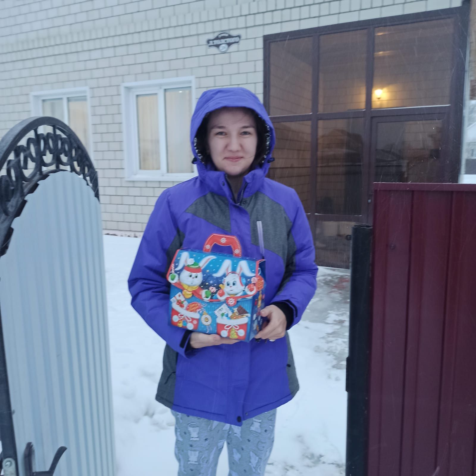 В Алексеевском дети начали получать новогодние пакеты от главы района