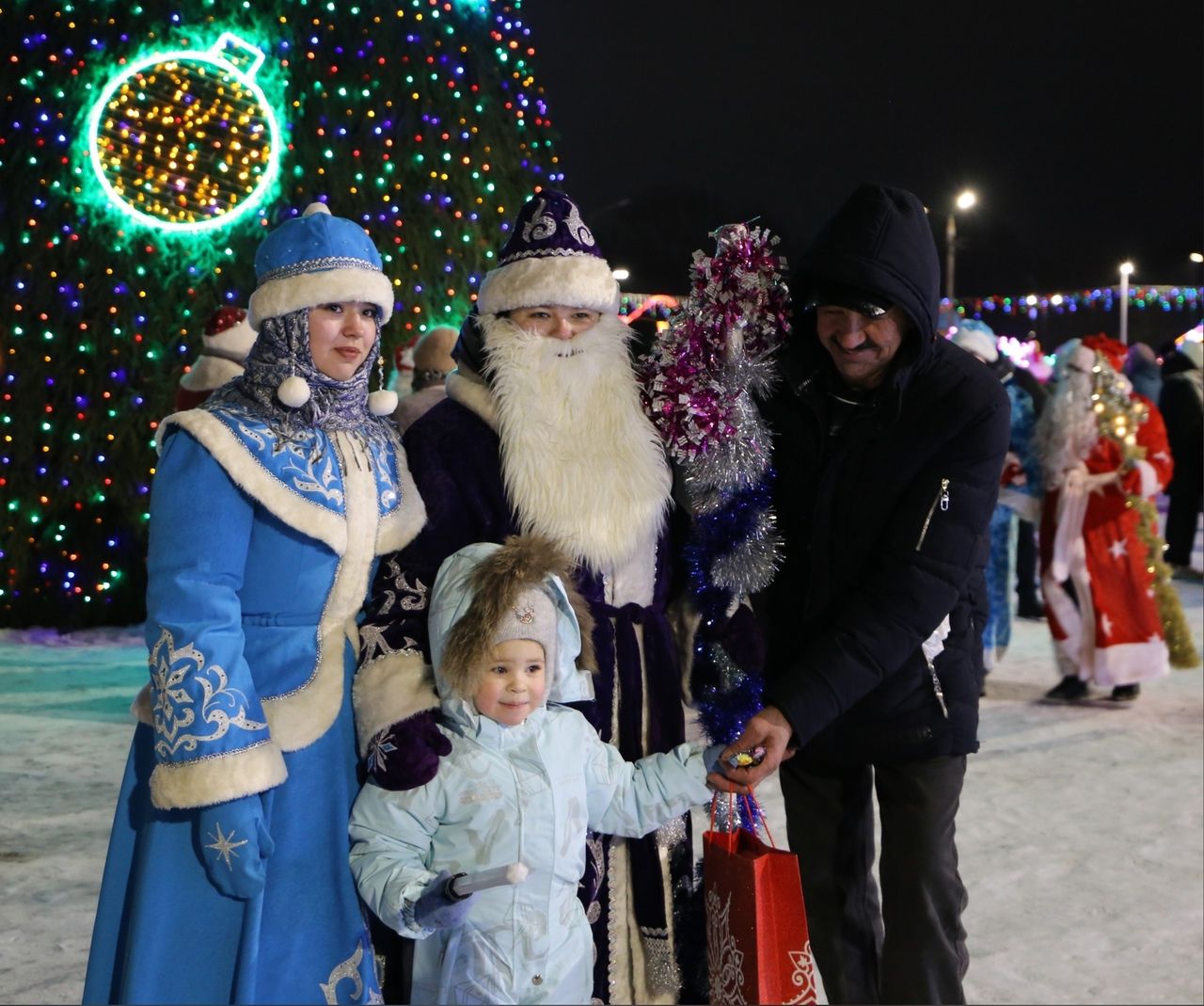 Фоторепортаж: в Алексеевском прошел парад Дедов Морозов и праздник на Соборной площади