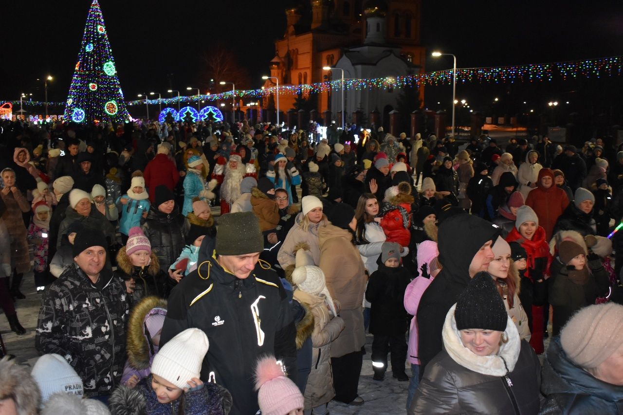 Фоторепортаж: в Алексеевском прошел парад Дедов Морозов и праздник на Соборной площади