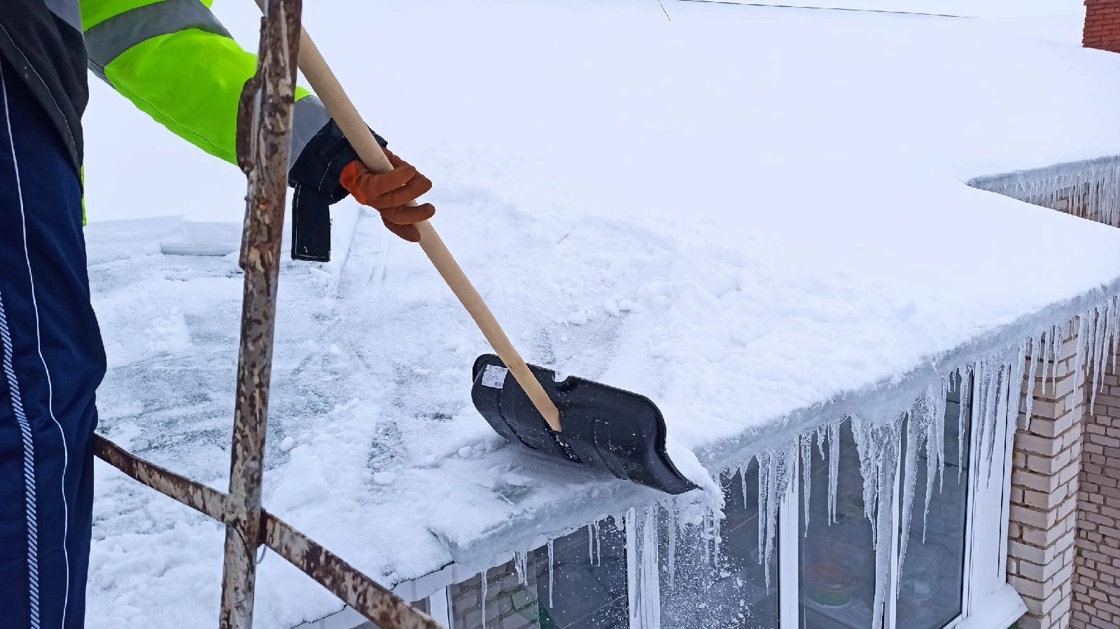 В Алексеевском убирают снег и наледь с крыш