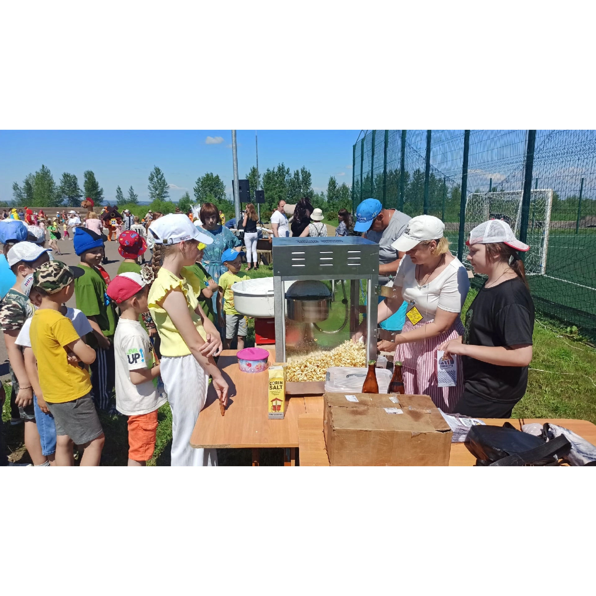 В День молодёжи для юных алексеевцев прошёл концерт с угощением хот-догами, сладкой ватой и попкорном