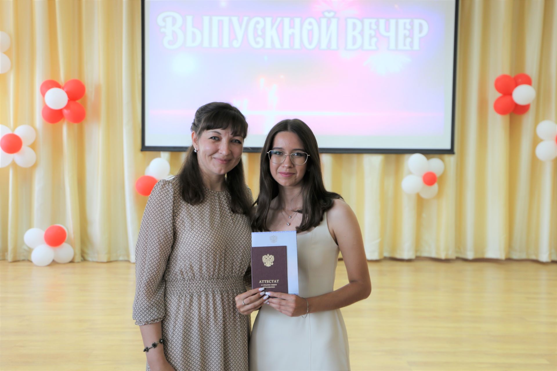 Во второй школе Алексеевского вручили три золотые медали