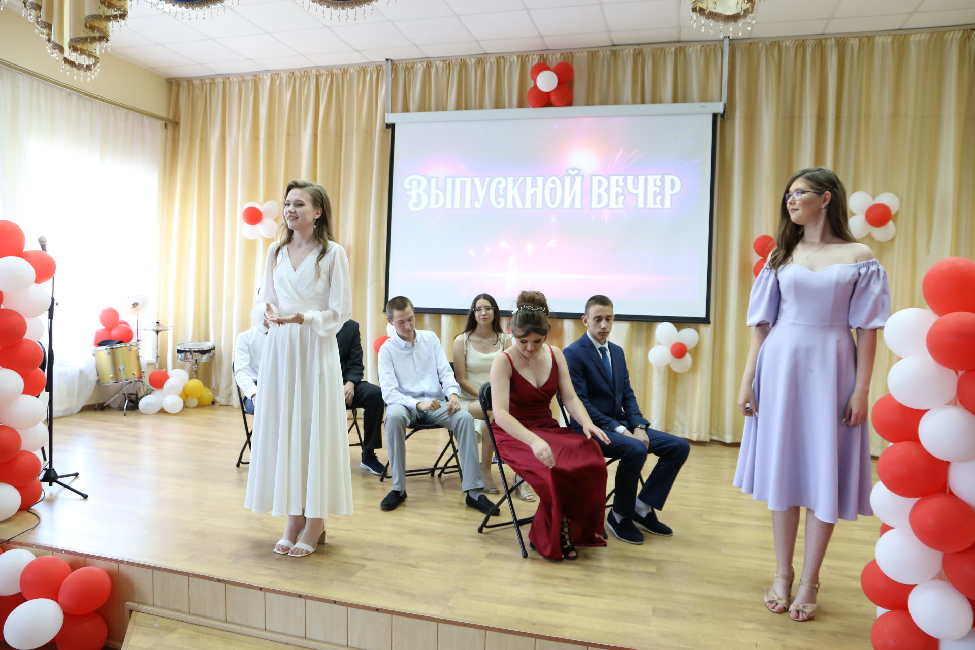 Во второй школе Алексеевского вручили три золотые медали