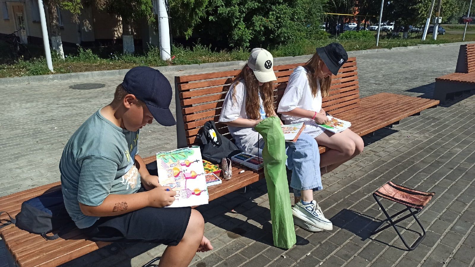 Воспитанники Алексеевской ДШИ устроили пленэр на Соборной площади