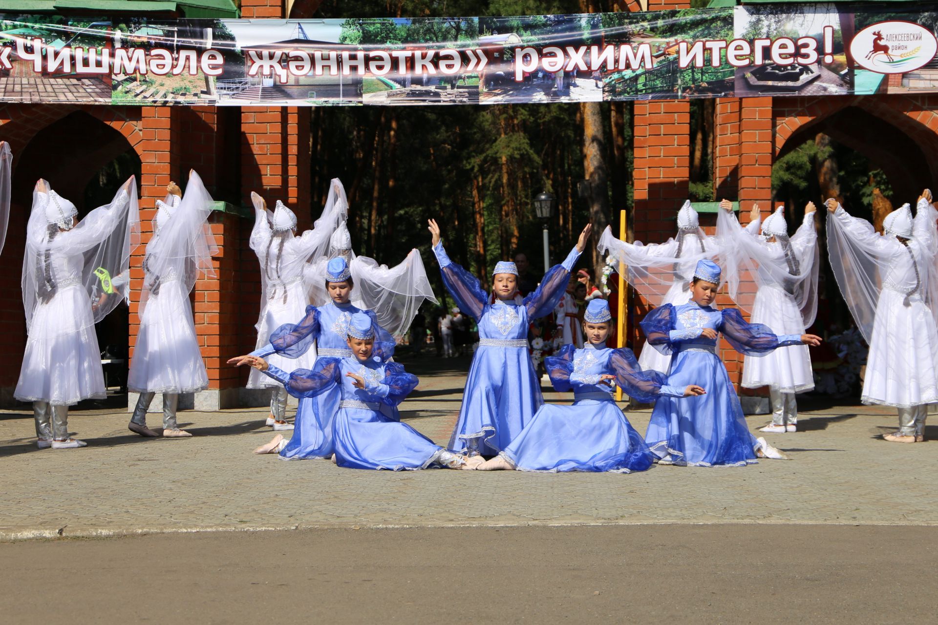 Фото и видео: яркие фрагменты церемонии открытия праздника «Родниковый рай»