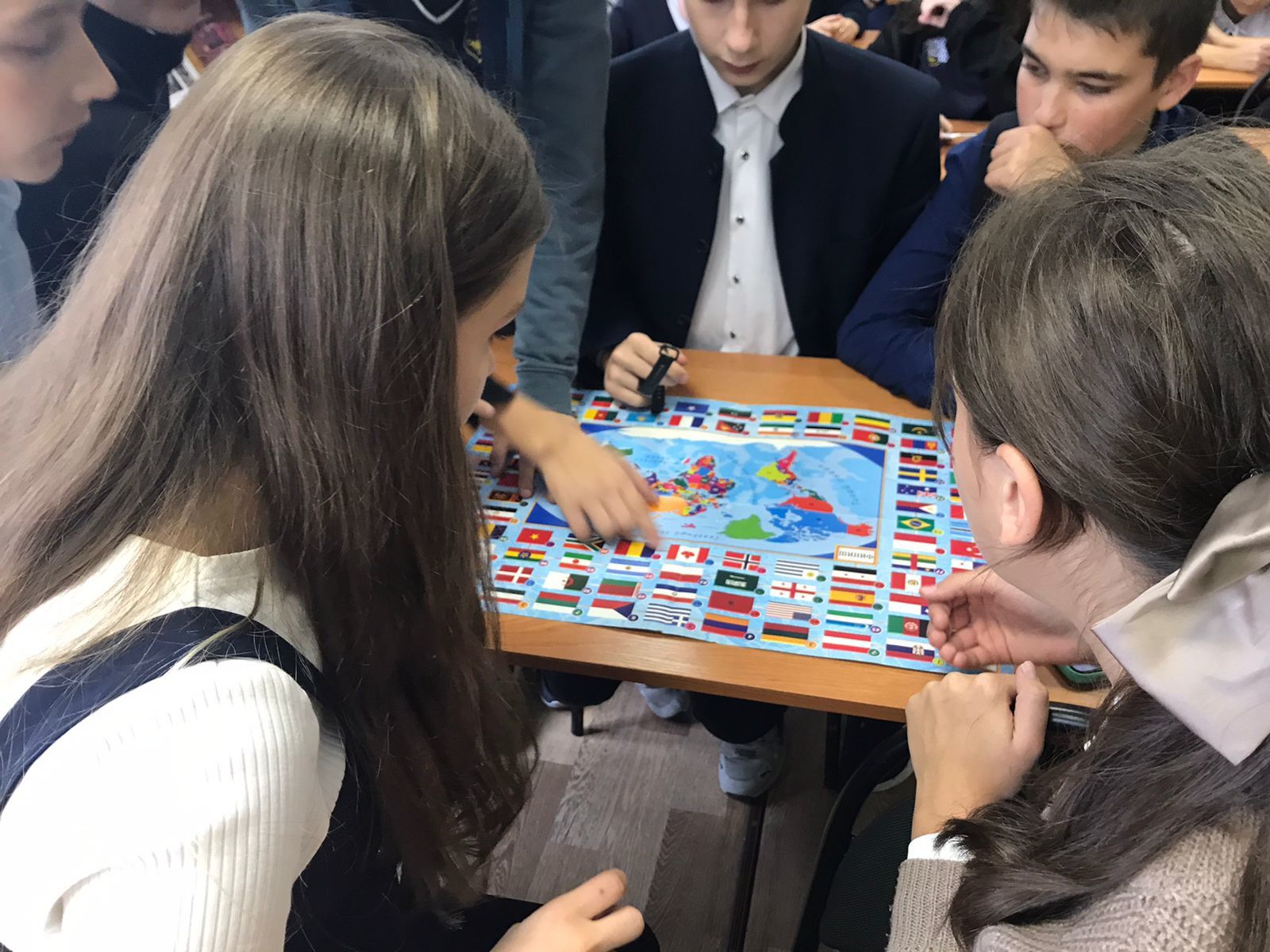 В Алексеевской библиотеке прошла игра-викторина «По странам и континентам» для учащихся старших классов