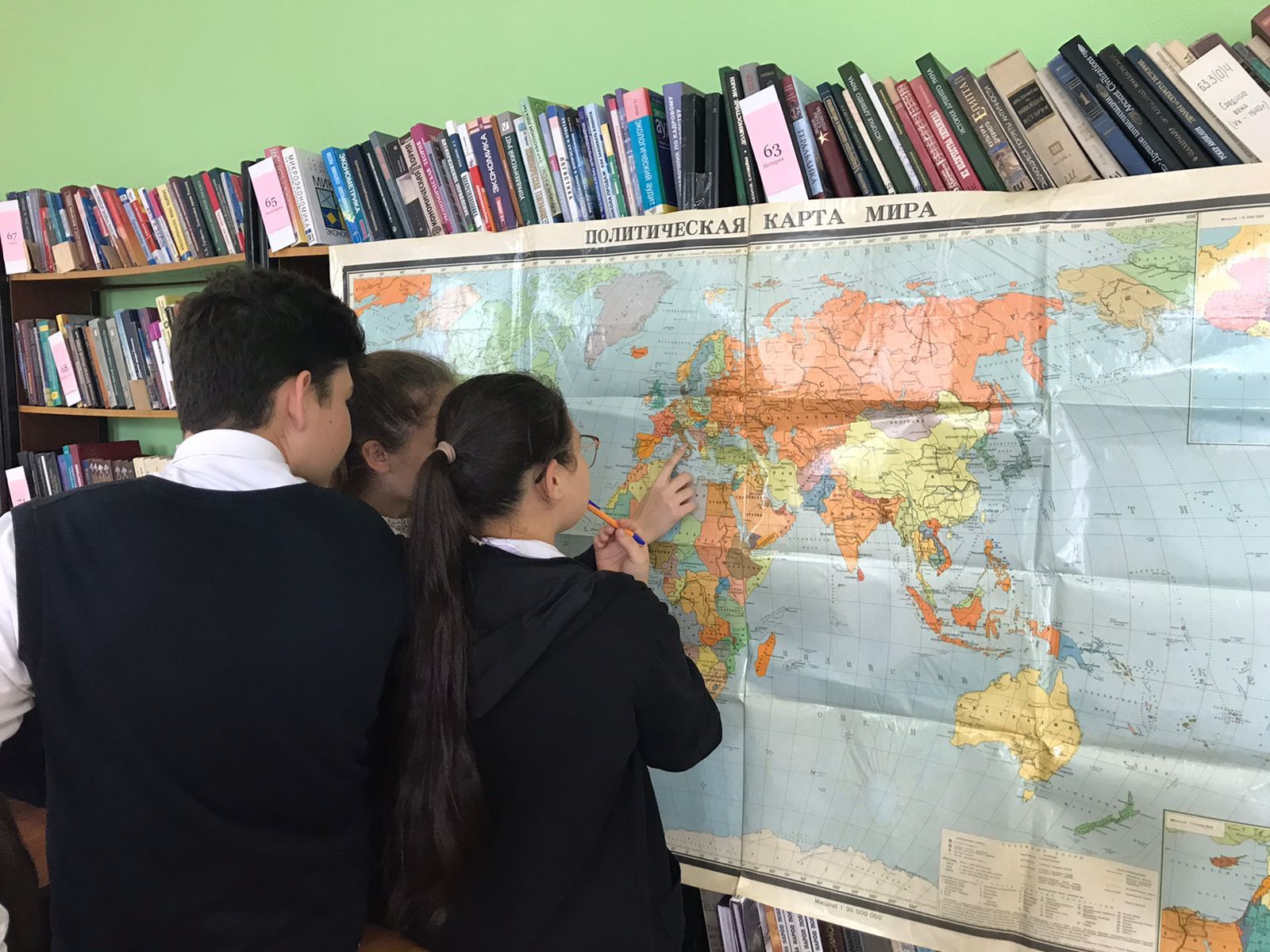В Алексеевской библиотеке прошла игра-викторина «По странам и континентам» для учащихся старших классов