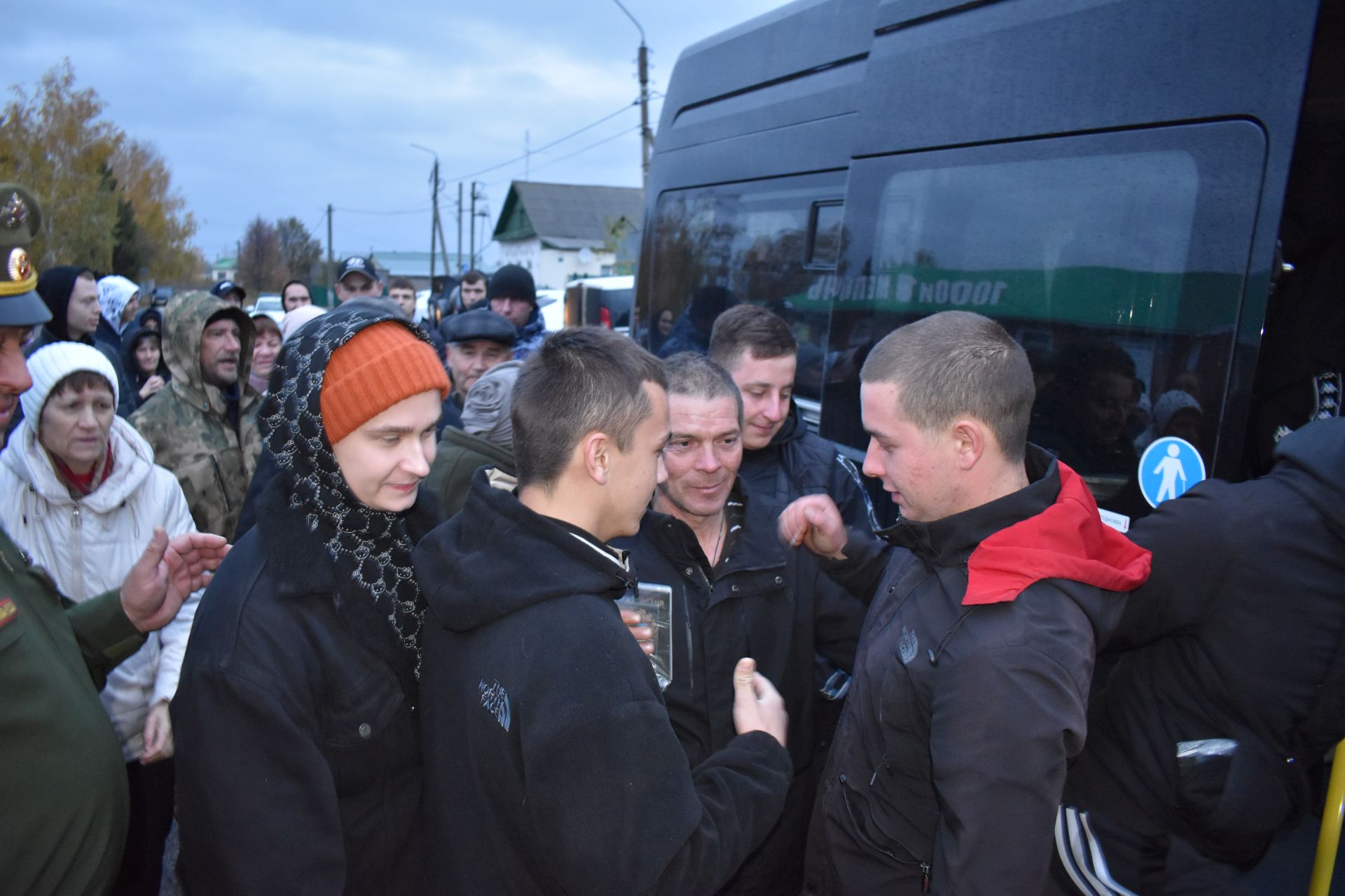 Житель Алексеевского района проводил в армию сына и подписал контракт