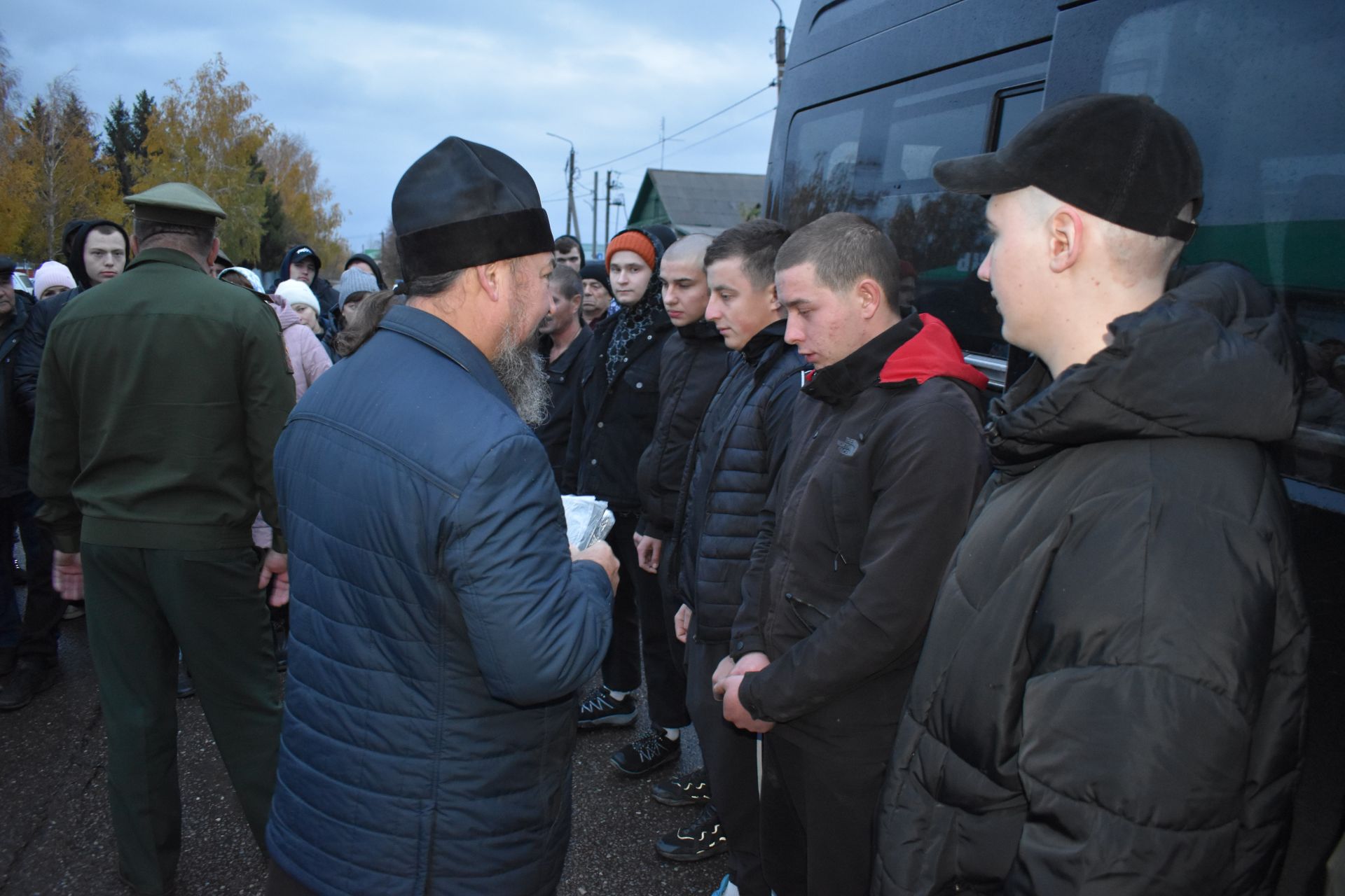 Житель Алексеевского района проводил в армию сына и подписал контракт