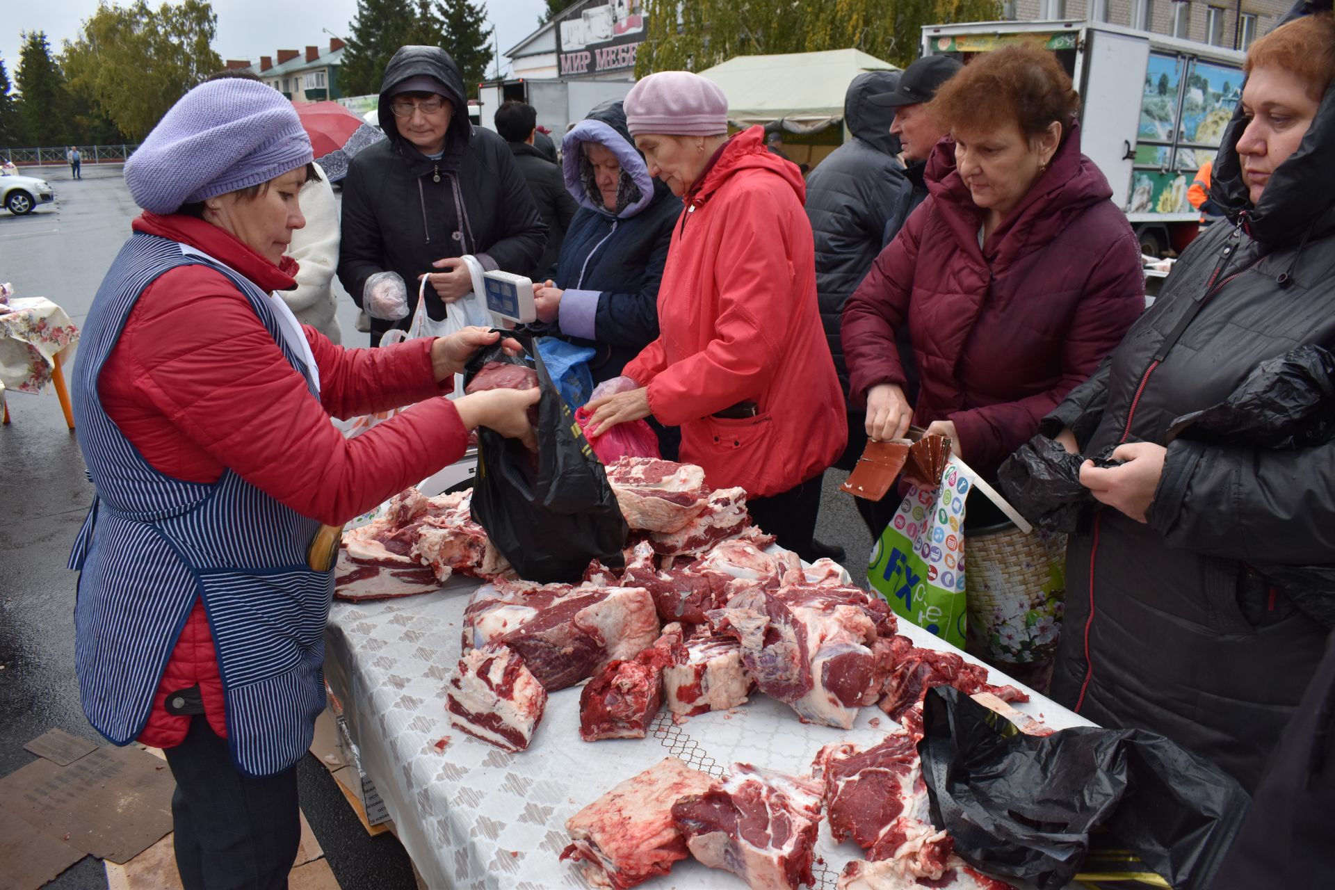 На осенней ярмарке алексеевцы покупали цветы, мясо, картофель и подписывались на «районку»