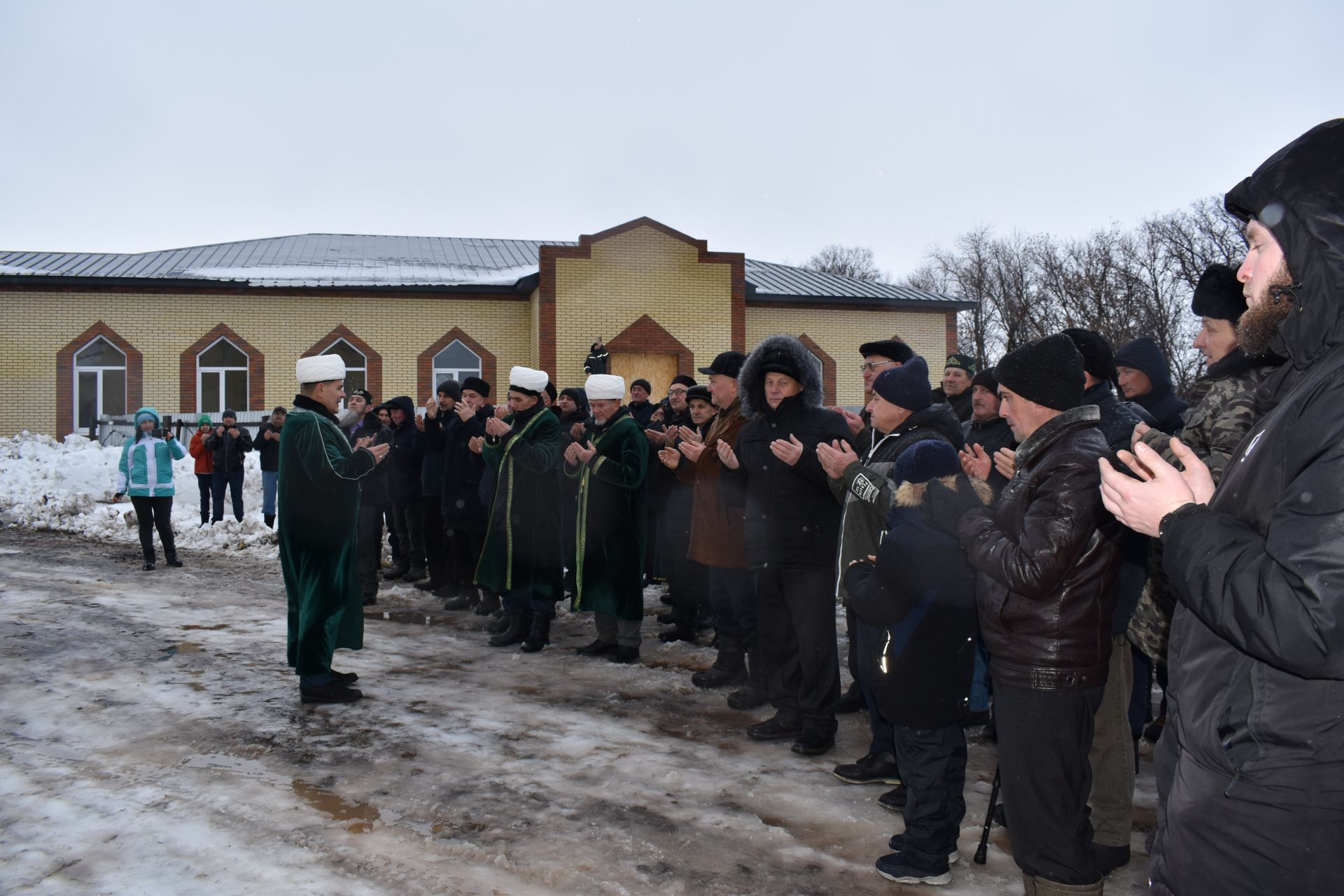 В Алексеевском установили полумесяц на минарет строящейся мечети