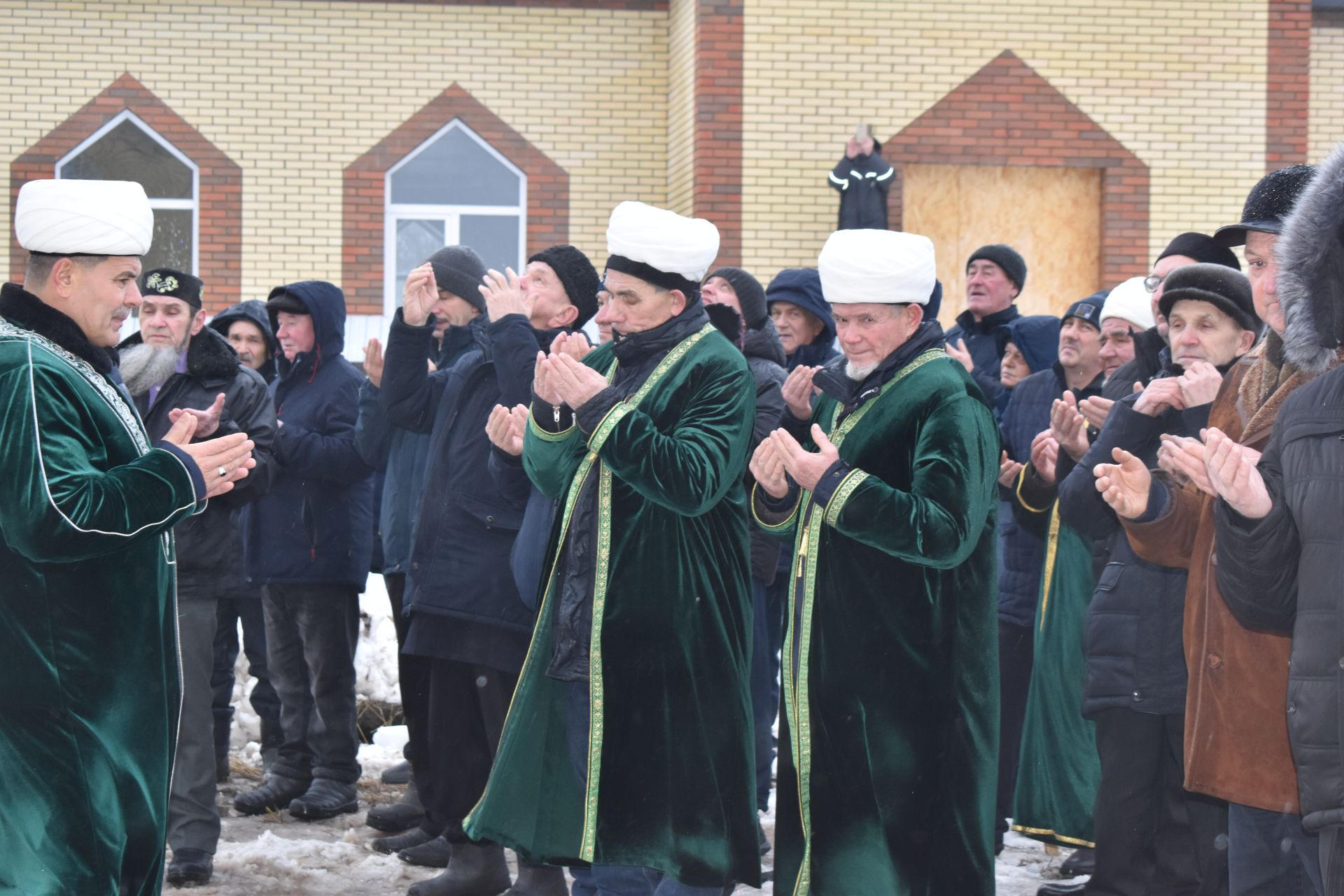 В Алексеевском установили полумесяц на минарет строящейся мечети