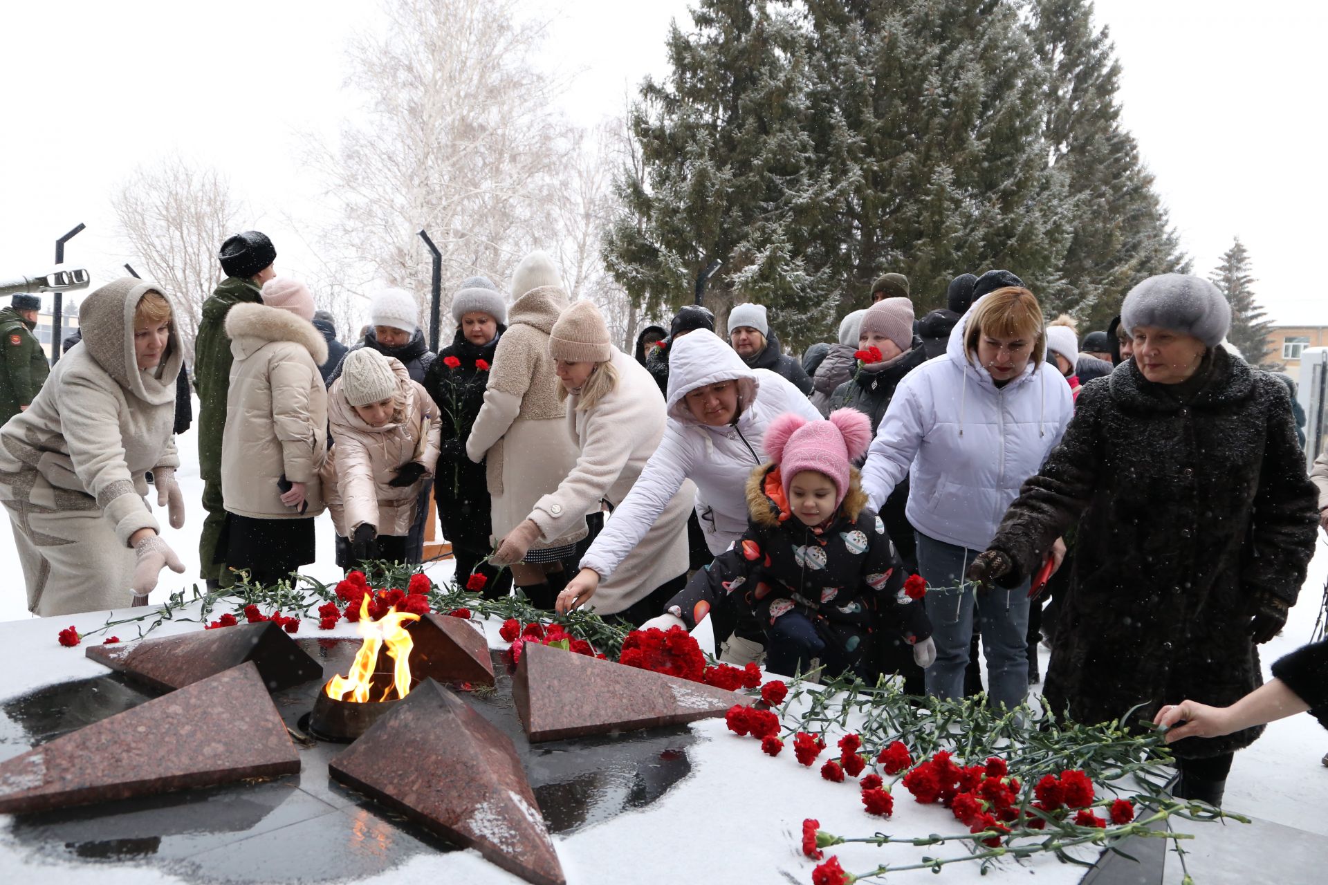 Глава Алексеевского района накануне Дня защитника Отечества возложил цветы к Вечному огню