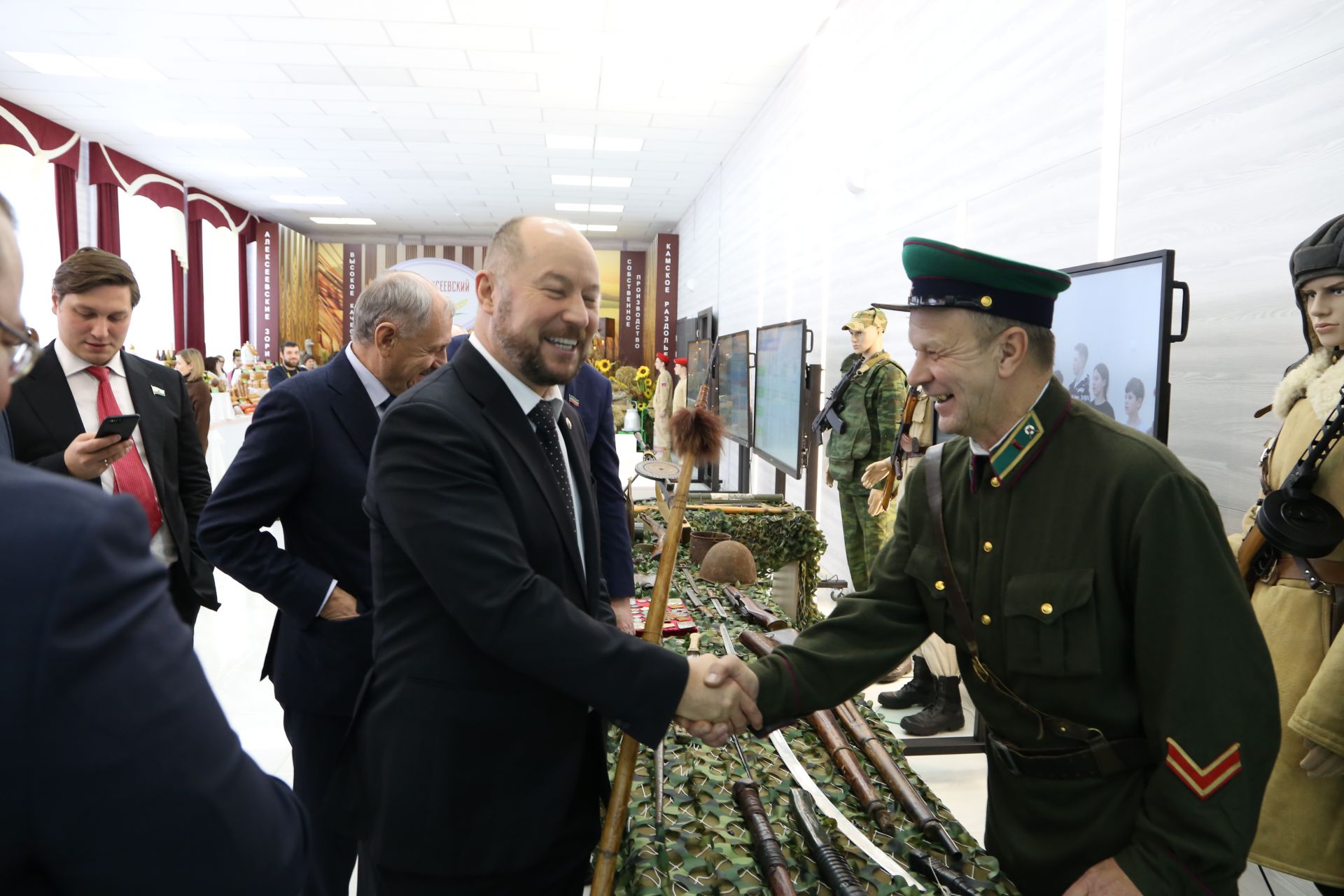 Асгат Сафаров ознакомился с товарами, произведенными в Алексеевском районе