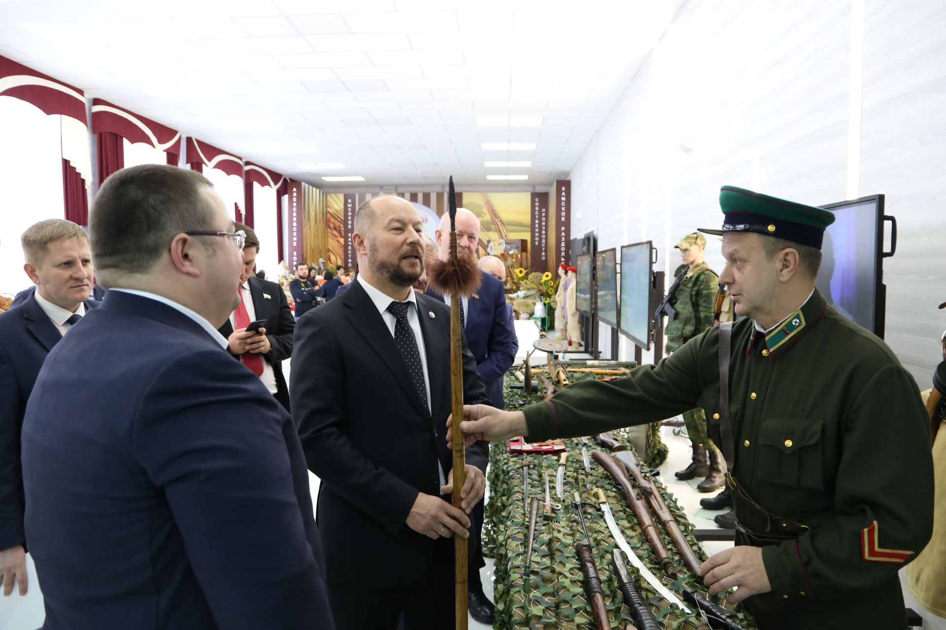 Асгат Сафаров ознакомился с товарами, произведенными в Алексеевском районе