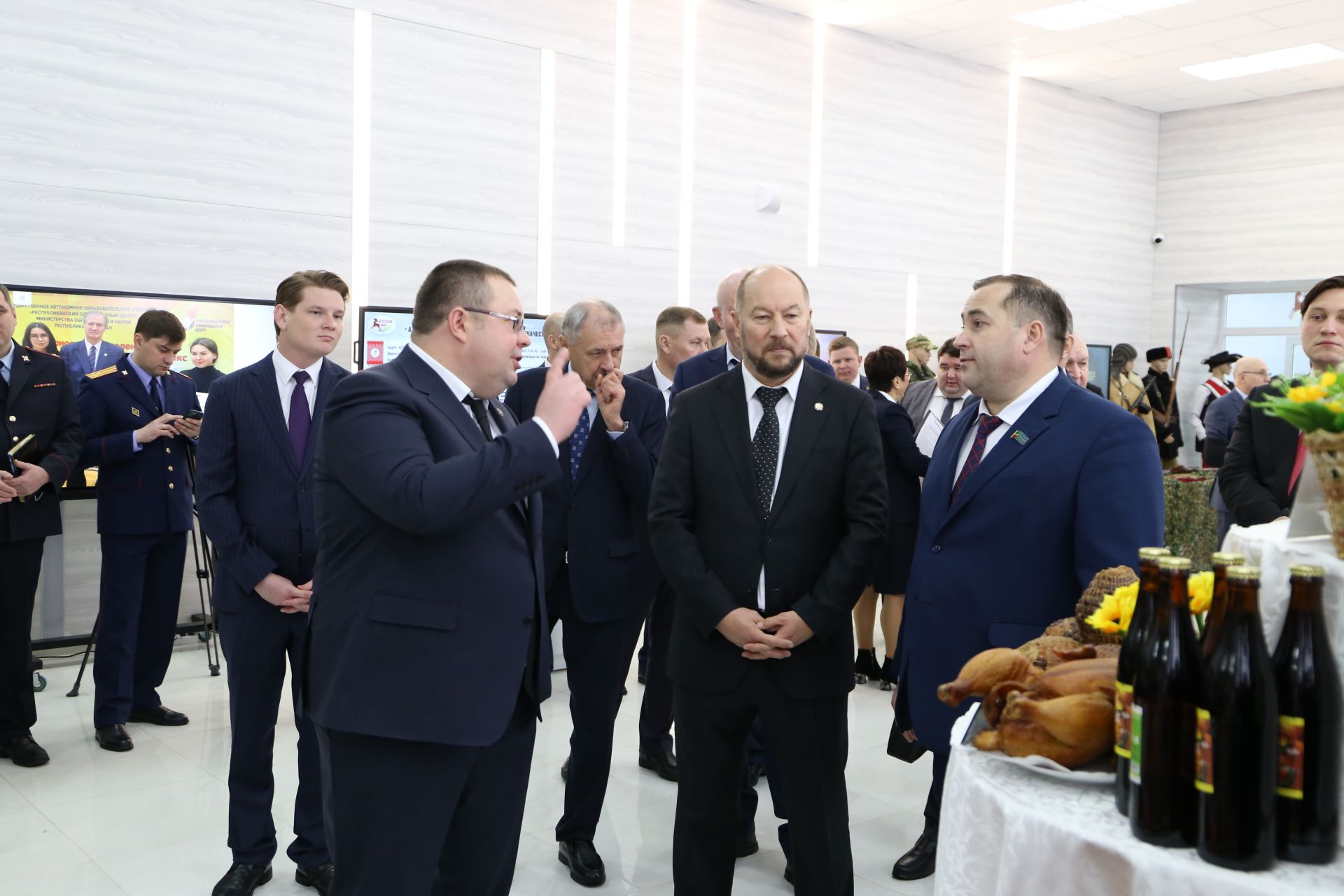 Асгат Сафаров ознакомился с товарами, произведенными в Алексеевском районе