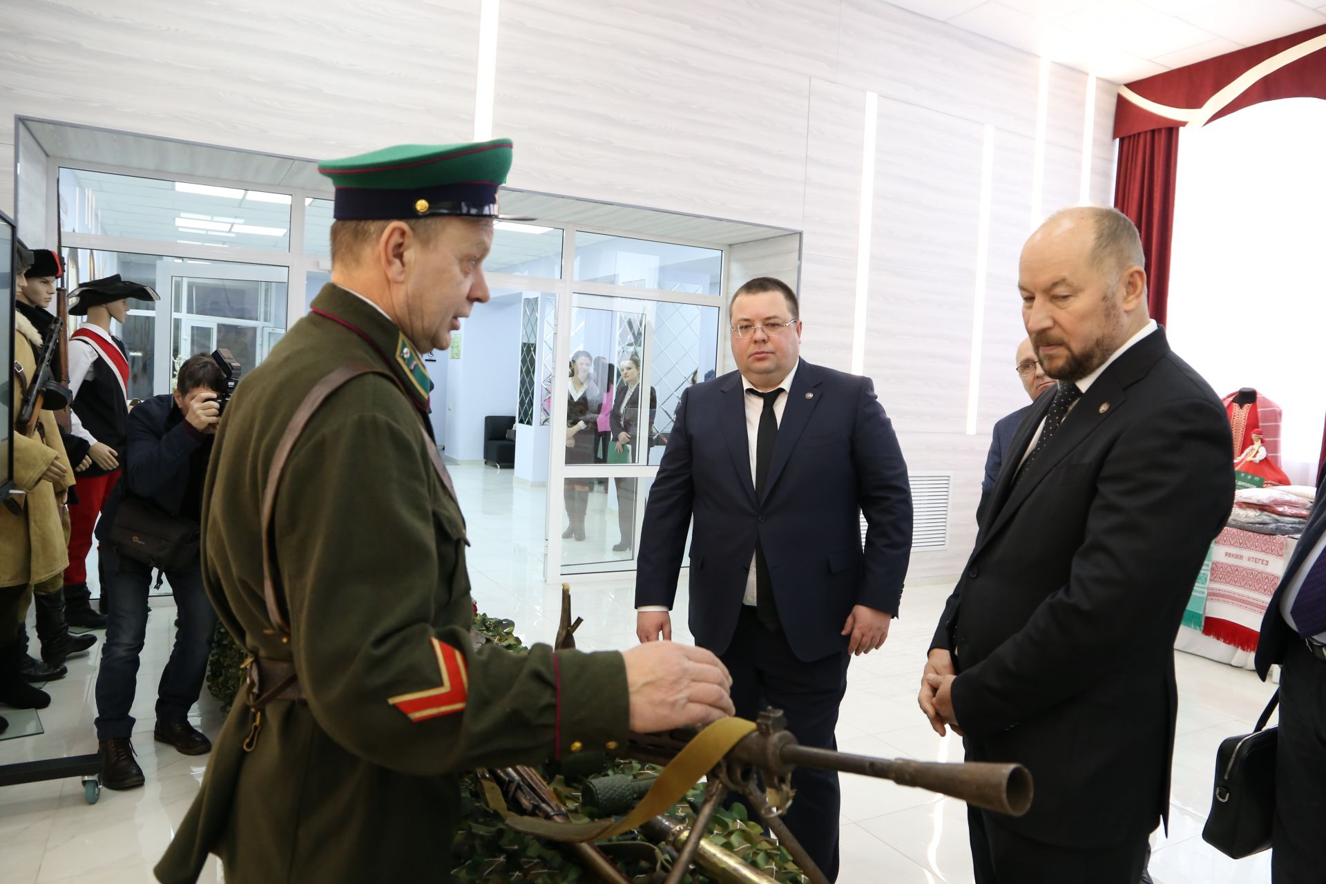 Асгат Сафаров ознакомился с товарами, произведенными в Алексеевском районе