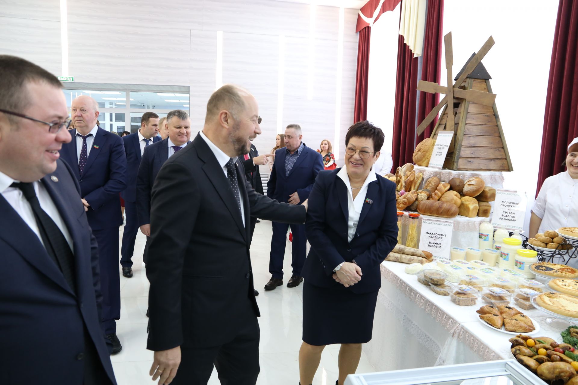 Асгат Сафаров ознакомился с товарами, произведенными в Алексеевском районе