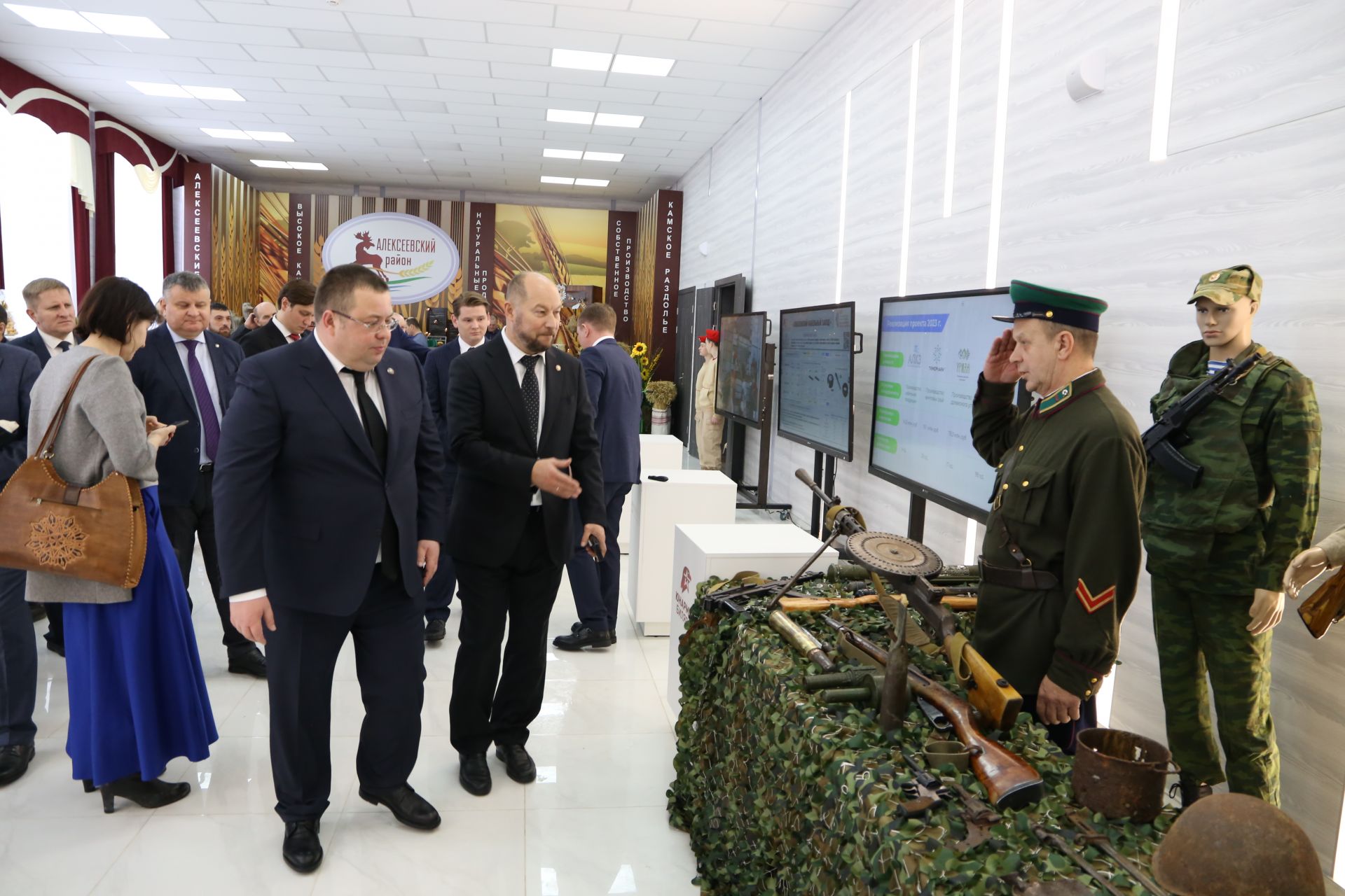 Асгат Сафаров ознакомился с товарами, произведенными в Алексеевском районе