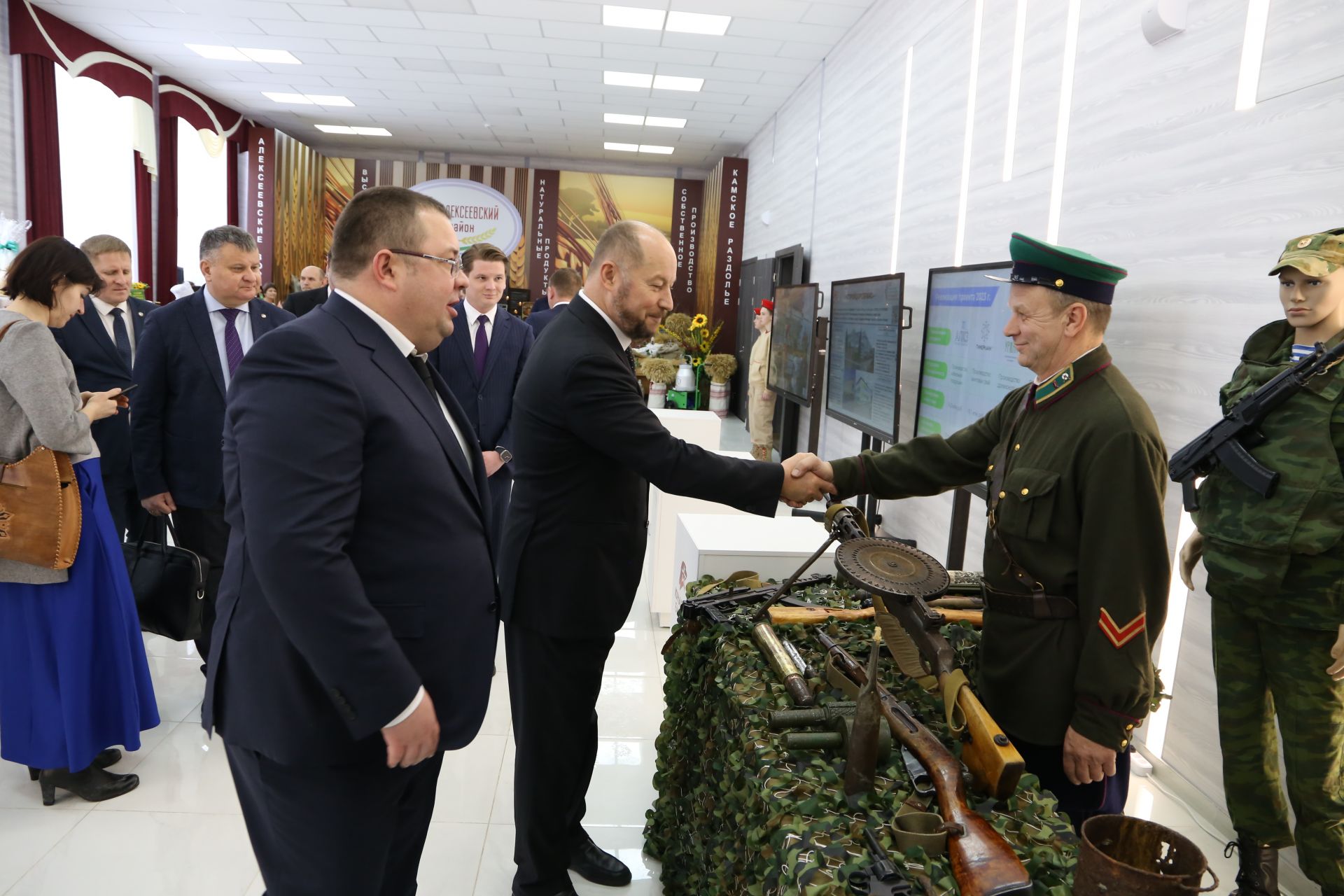 Асгат Сафаров ознакомился с товарами, произведенными в Алексеевском районе