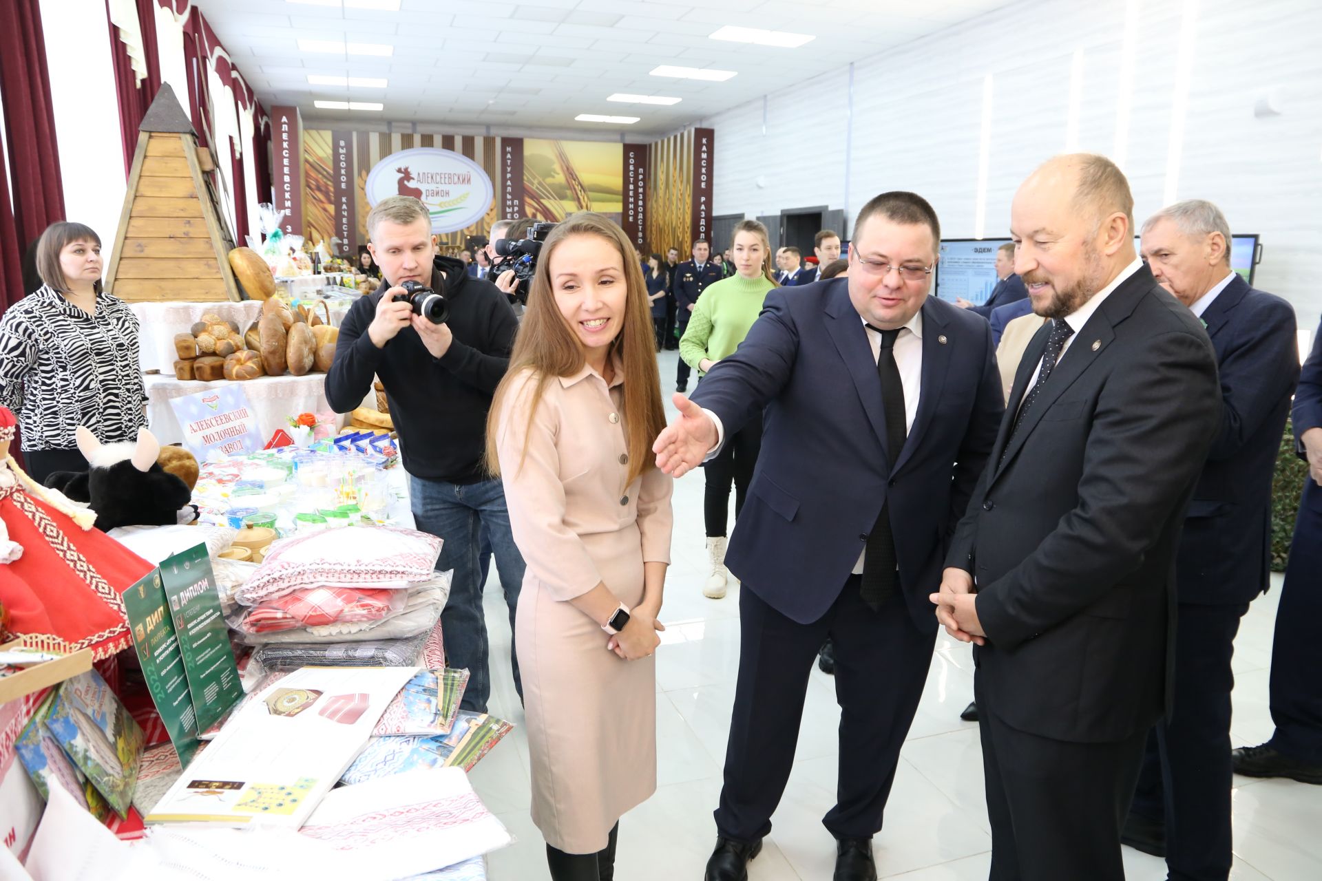 Асгат Сафаров ознакомился с товарами, произведенными в Алексеевском районе