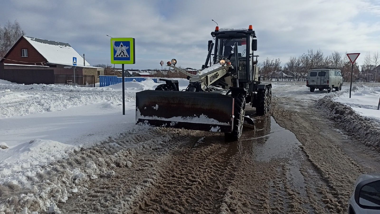 В Алексеевском работники коммунальных служб с 5 утра устраняют последствия снегопада