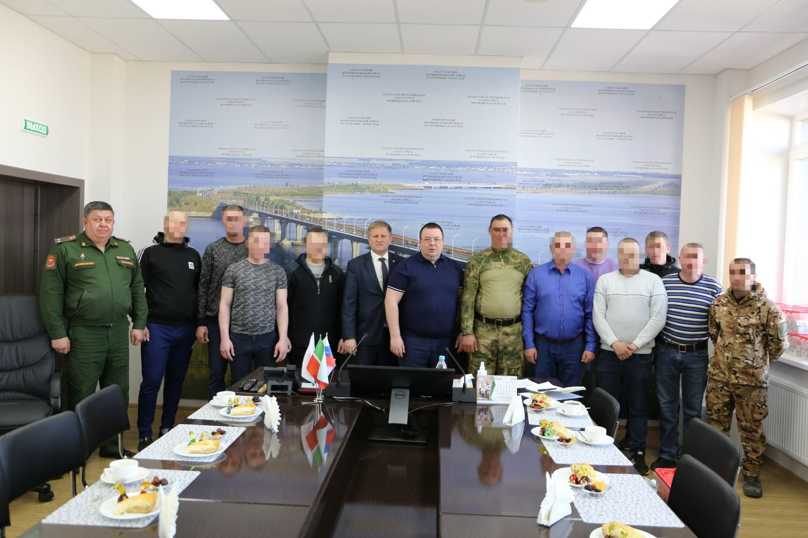 Глава Алексеевского района на встрече с прибывшими в отпуск мобилизованными вручил им аптечный и продуктовый наборы