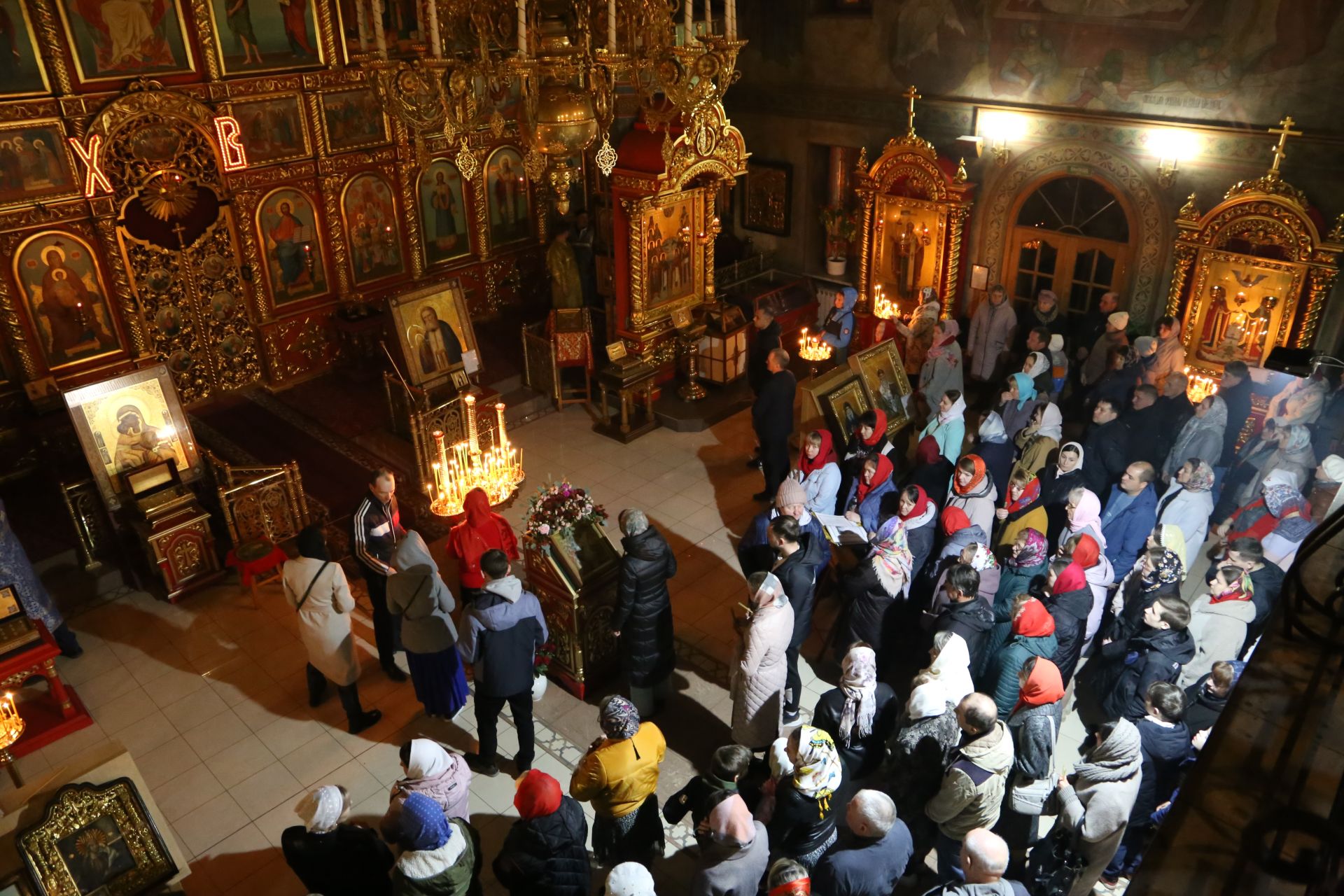 Фоторепортаж: пасхальная служба в Алексеевском