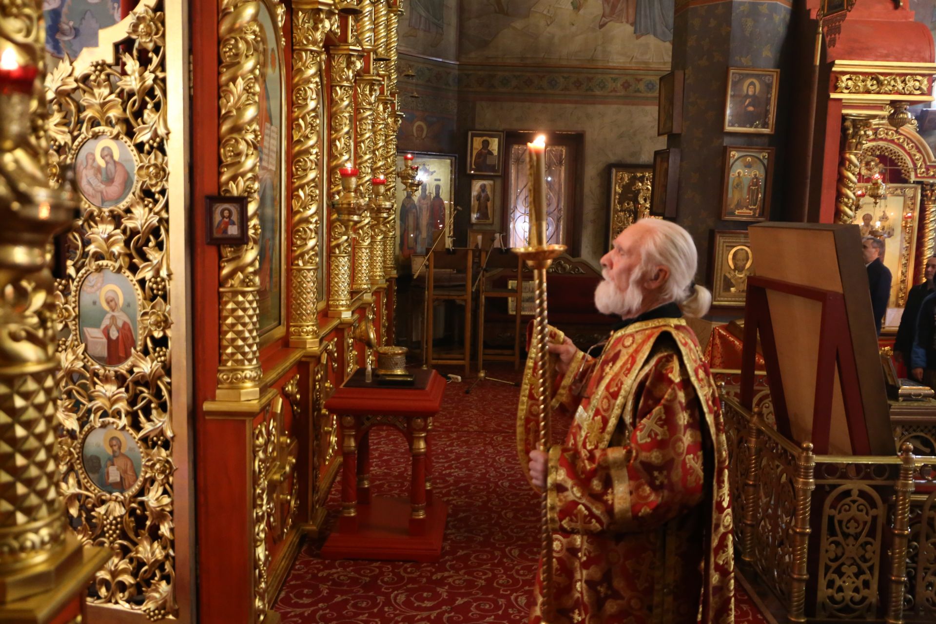 Фоторепортаж: пасхальная служба в Алексеевском