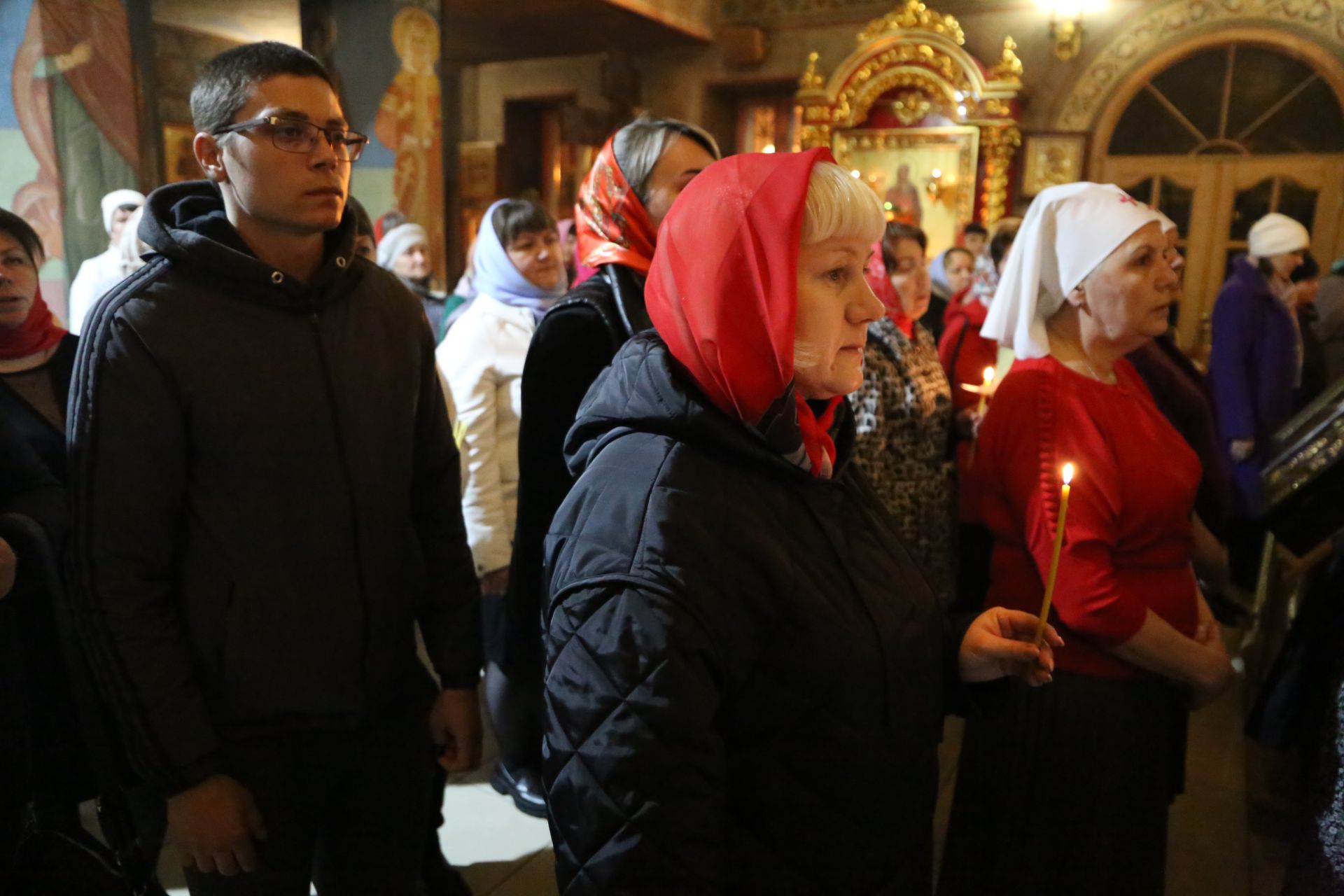 Фоторепортаж: пасхальная служба в Алексеевском