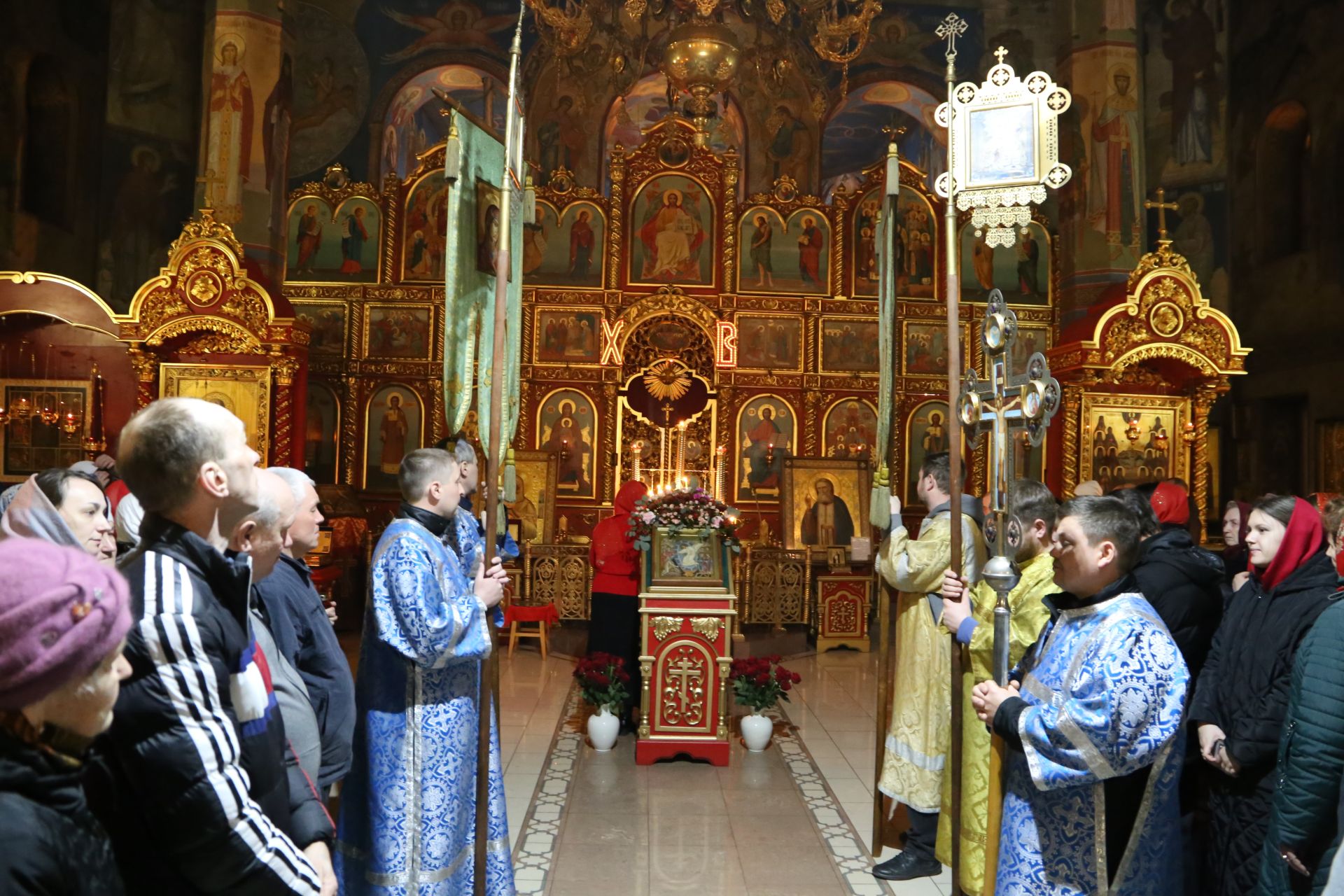 Фоторепортаж: пасхальная служба в Алексеевском