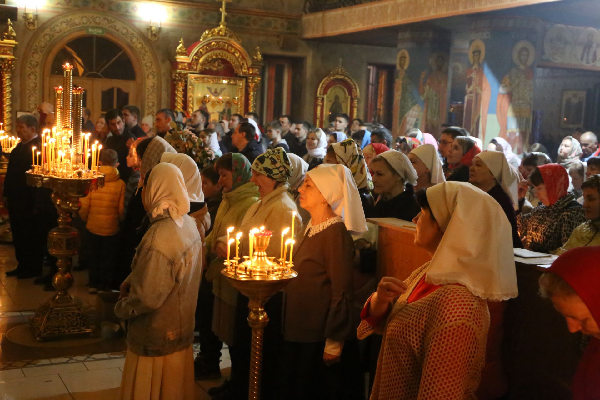 Фоторепортаж: пасхальная служба в Алексеевском